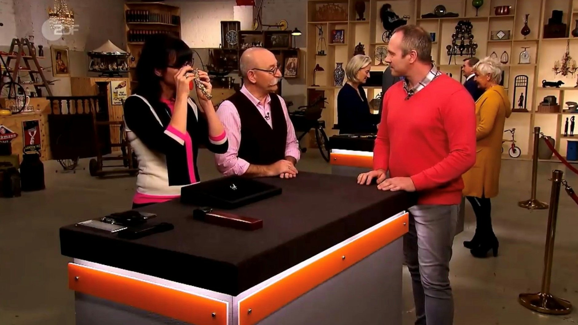 „Bares für Rares“-Expertin Dr. Heide Rezepa-Zabel nimmt den Schmuck unter die Lupe.