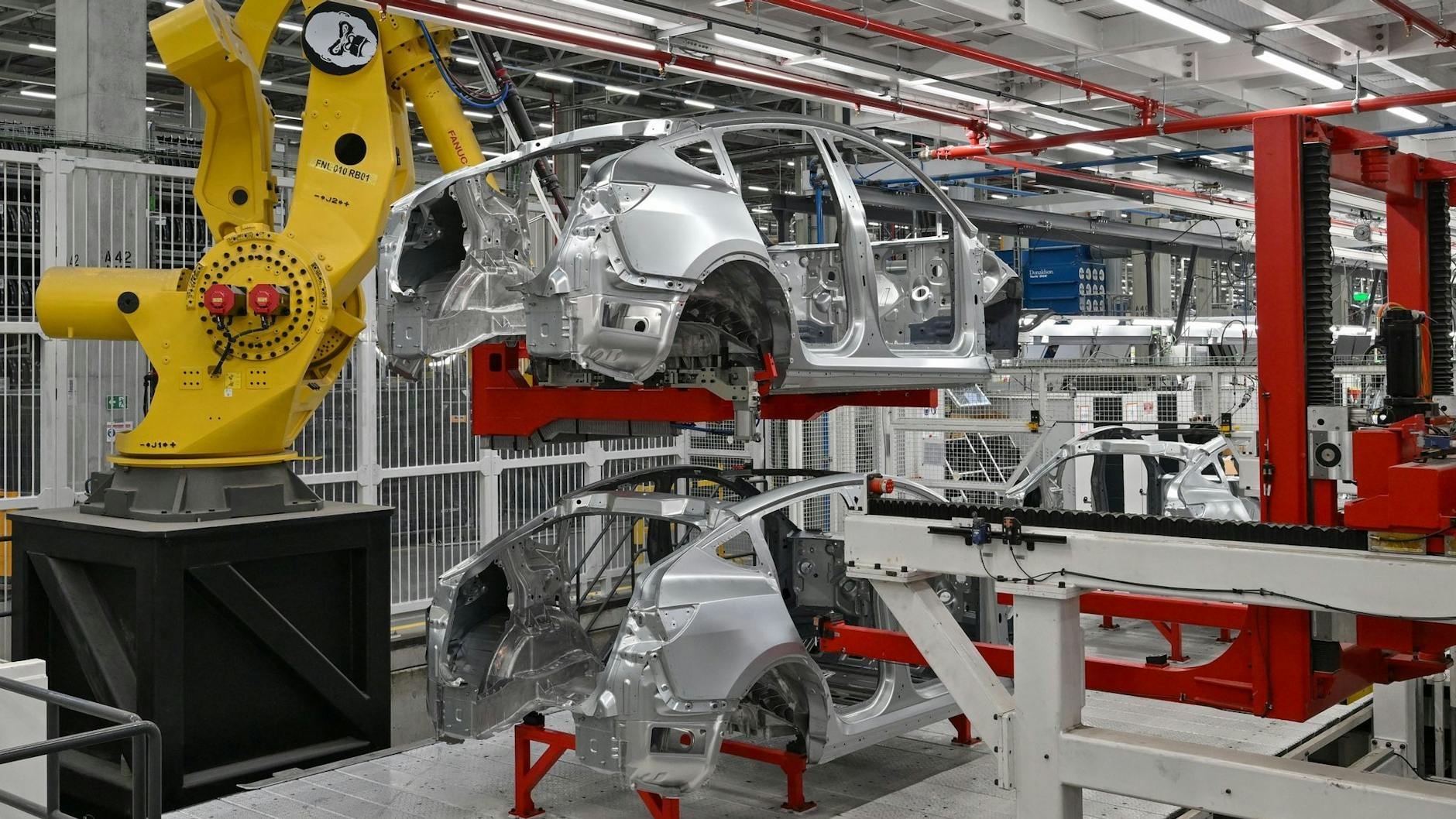 Blick in die Produktion: Nicht nur Menschen, auch Roboter, helfen beim Bau der Fahrzeuge.