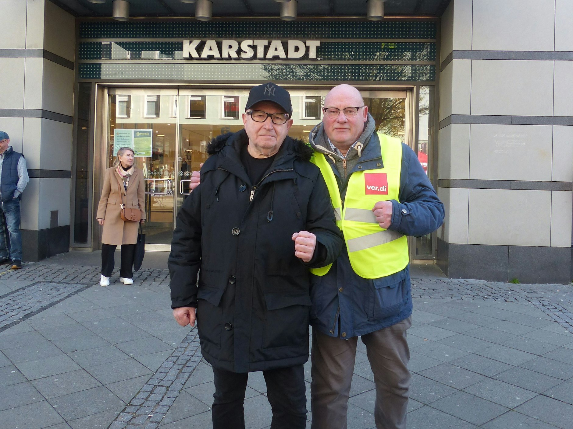 Kampfbereit vor der Galeria-Filiale Wilmersdorfer Straße, in der sie seit Jahrzehnten arbeiten: Die Verkäufer Olaf Rebhan (l.) und sein Kollege Andreas Werner, der hier dem Betriebsrat vorsitzt.