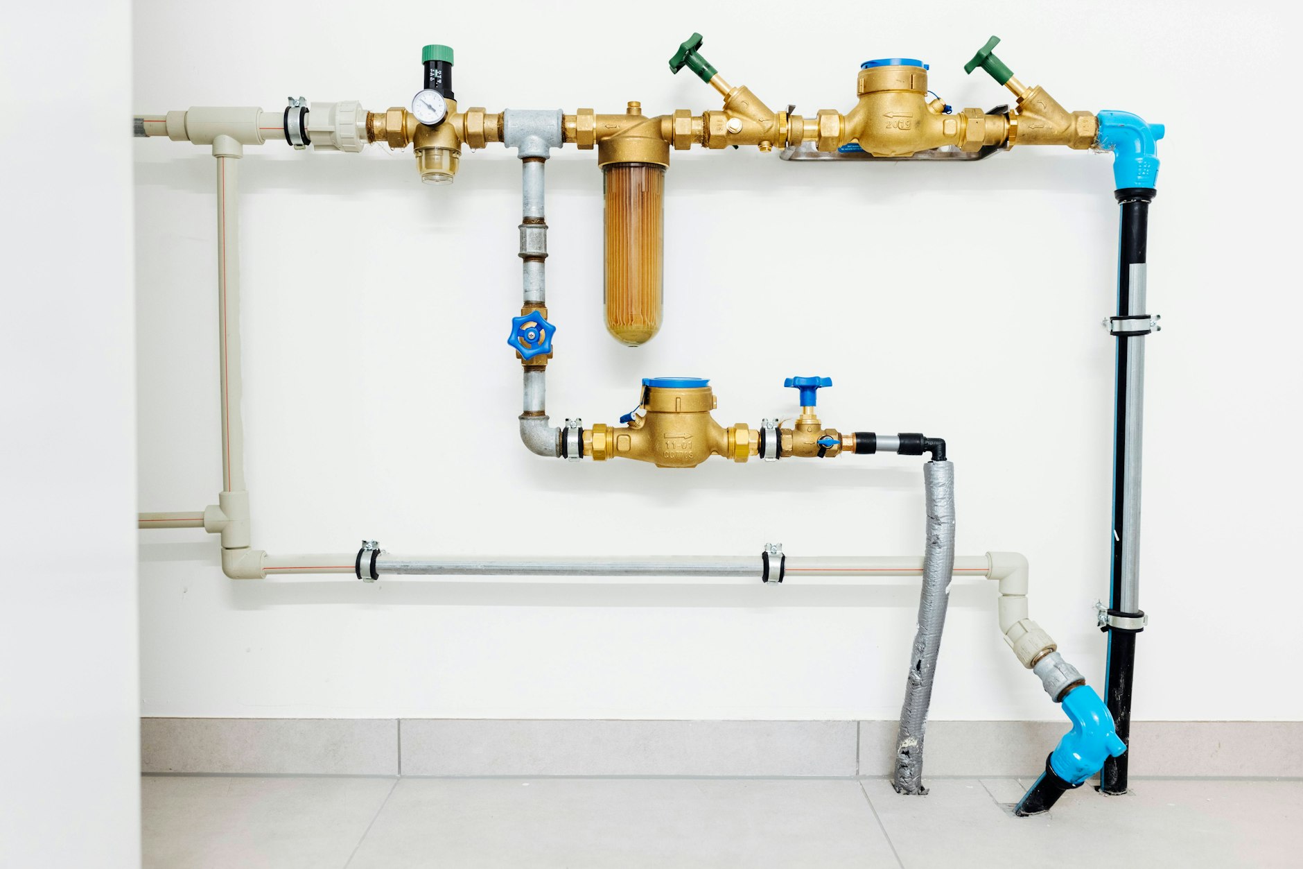 Hocheffiziente Wärmepumpen brauchen ein vorisoliertes Rohrsystem, um die erzeugte Wärme zu verteilen.