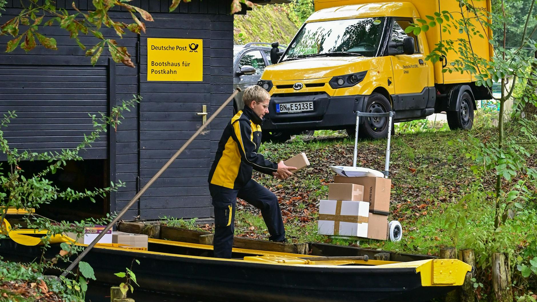 Mit der Sackkarre belädt Andrea Bunar ihren Postkahn.