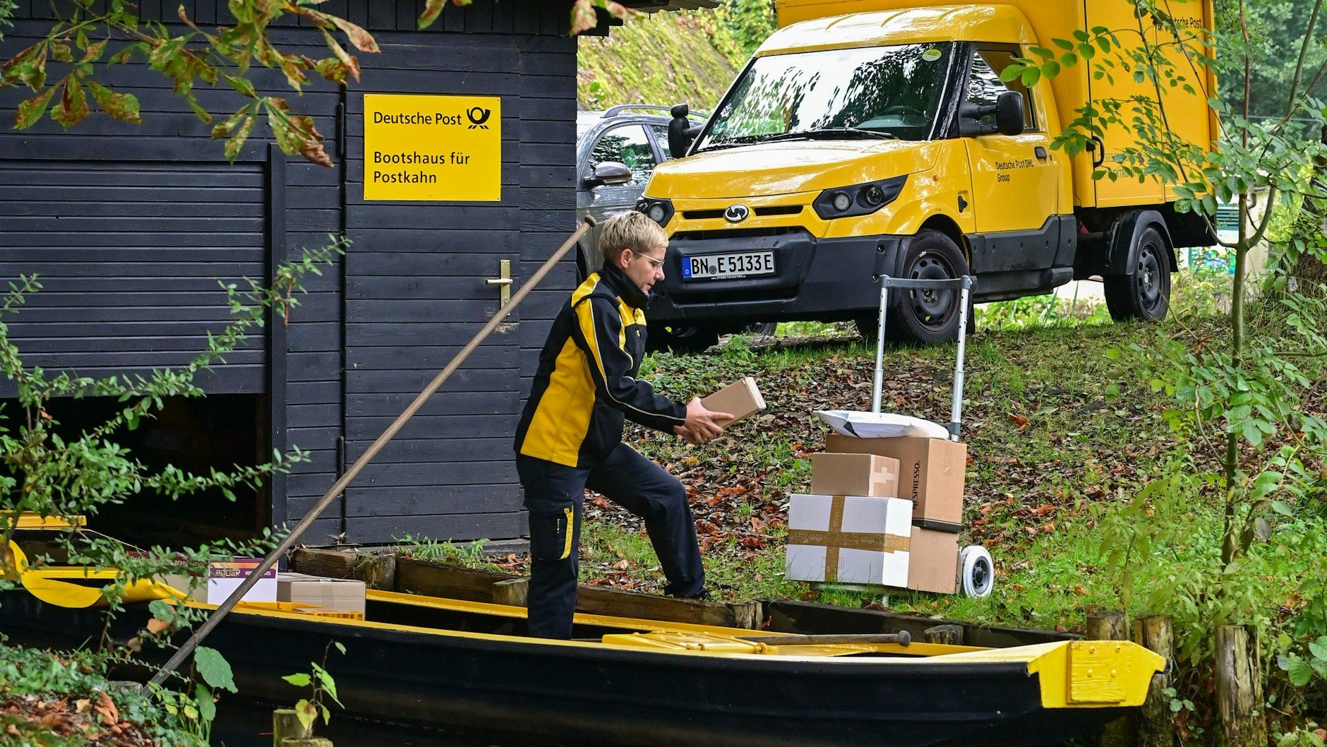Mit der Sackkarre belädt Andrea Bunar ihren Postkahn.
