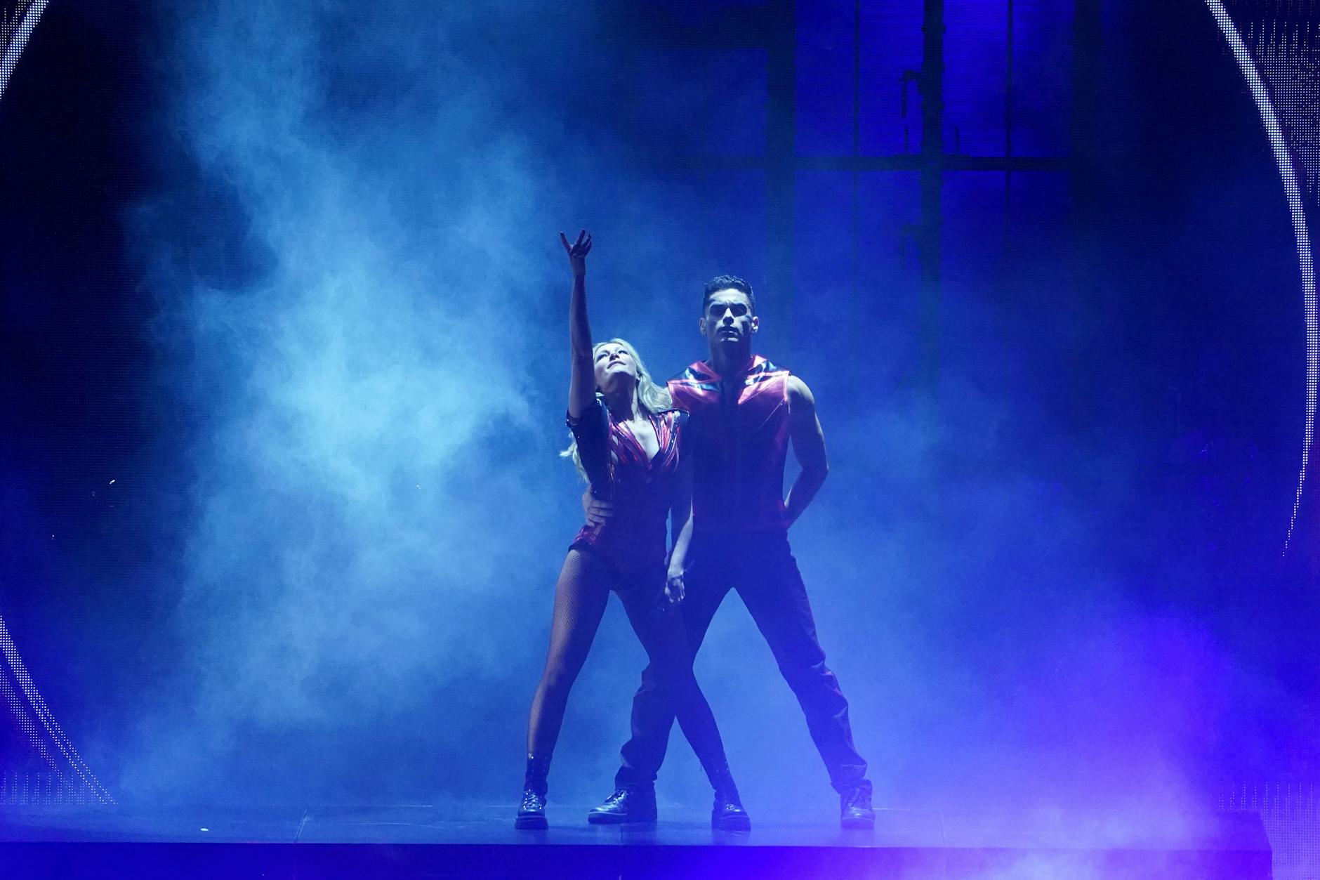 Nachdem Helene Fischer ihren Tour-Start verschieben musste, legte sie jetzt endlich los. Heiß wie immer performte sie wie hier mir ihren Tänzern auch der Bühne, später auch mit ihrem Freund Thomas.