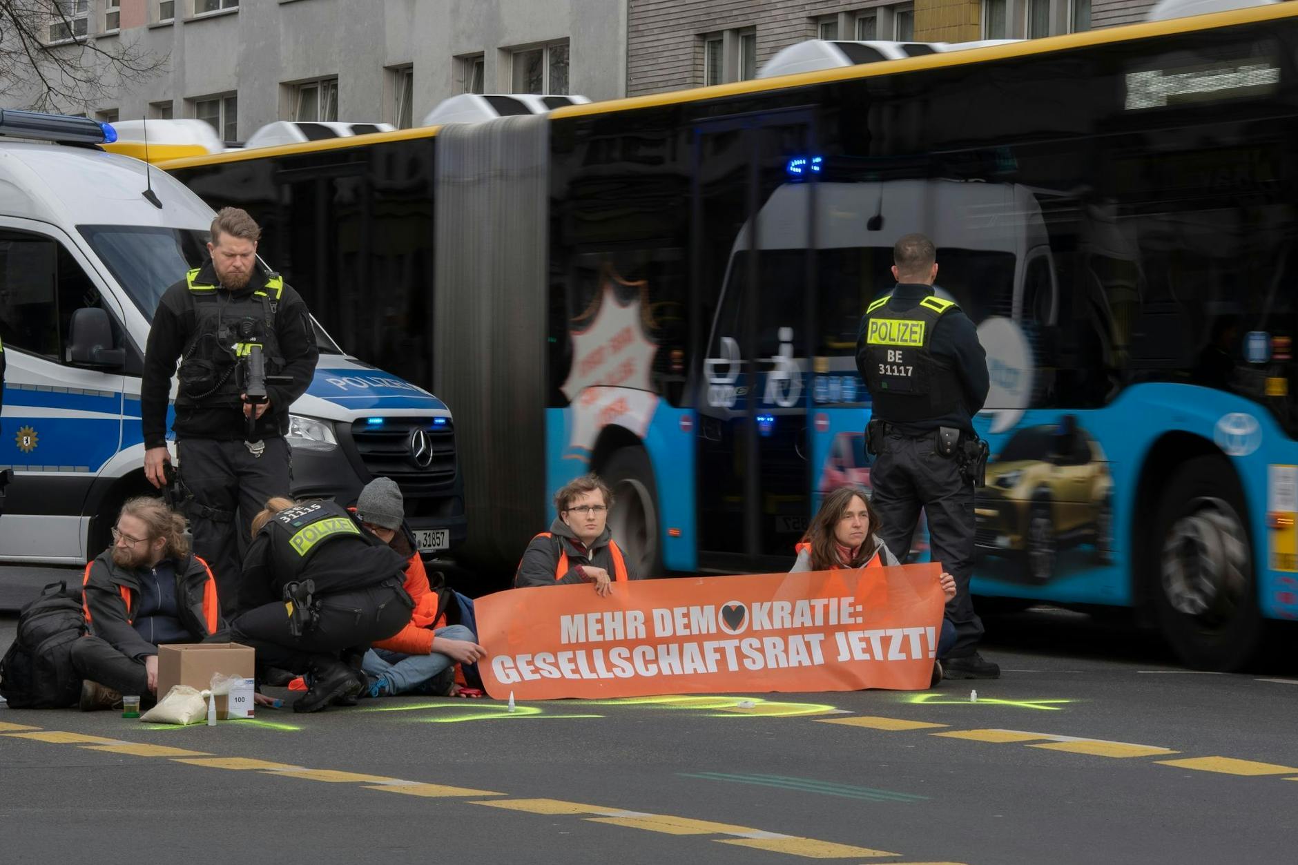 Ab dem 24. April wollen die Klima-Kleber der Letzten Generation den Verkehr in Berlin komplett zum Erliegen bringen.