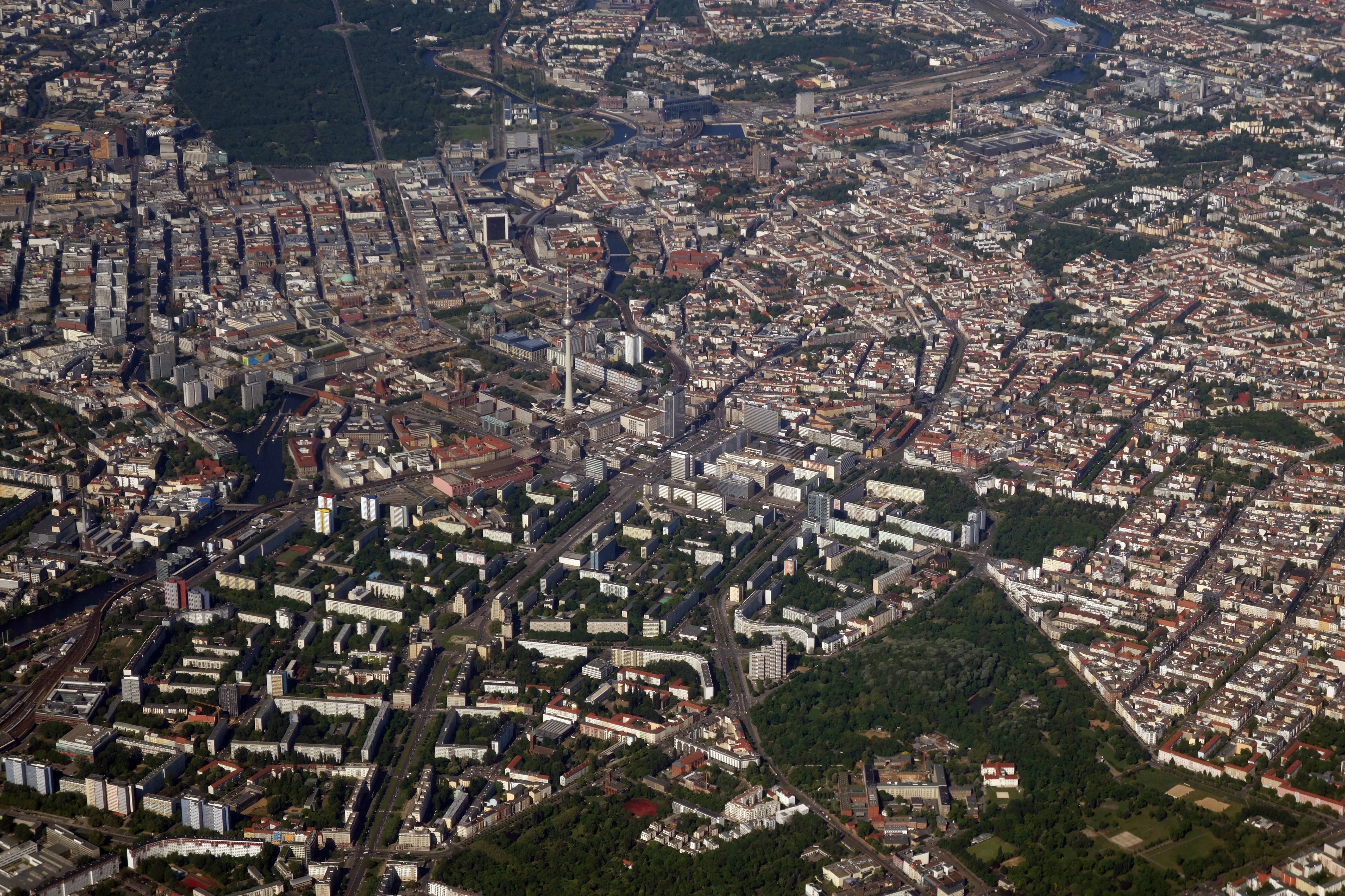 Die politischen Bezirksämter mit ihren 60 Stadträten und zwölf Bürgermeistern waren mit der Eingemeindung als Übergangseinheiten Großberlins gedacht – quasi eine Interimslösung seinerzeit.