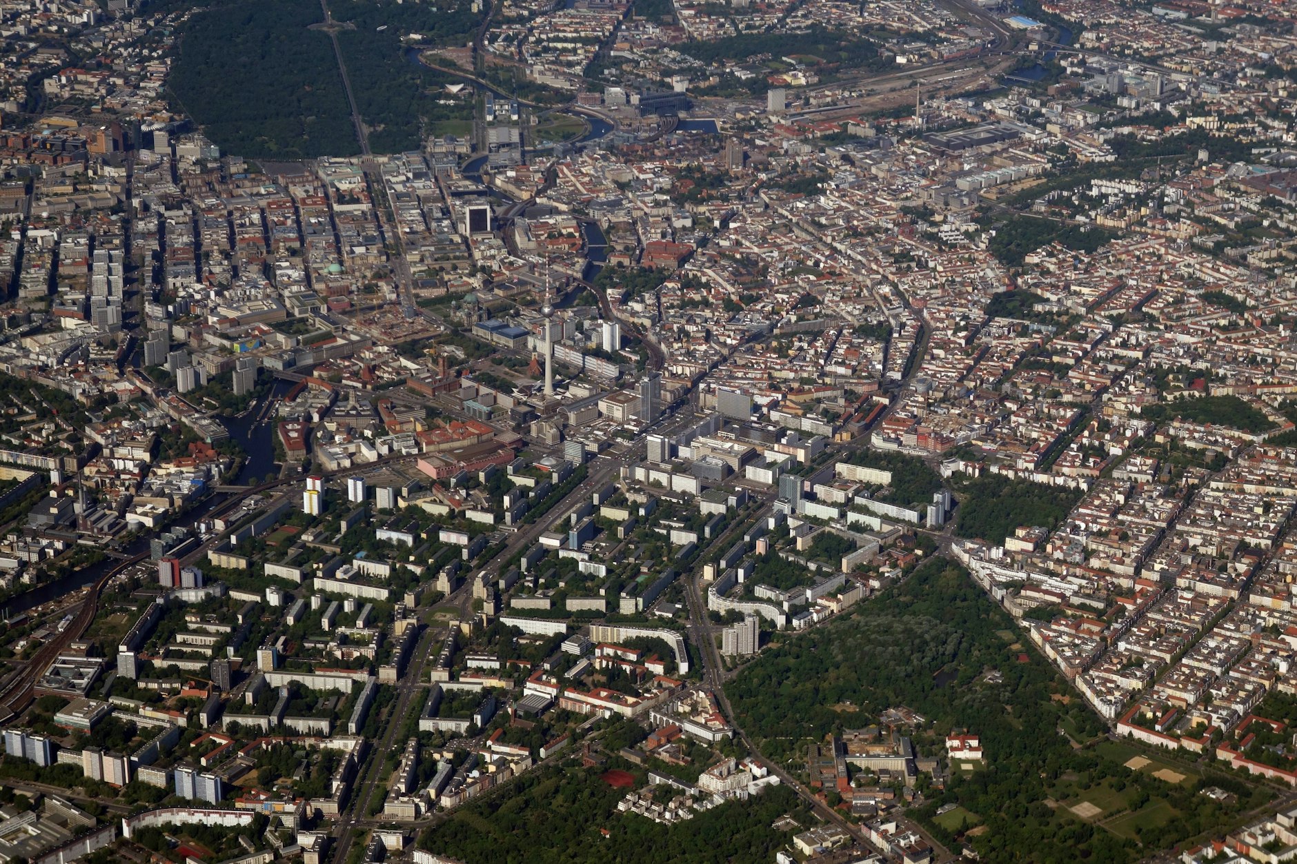 Die politischen Bezirksämter mit ihren 60 Stadträten und zwölf Bürgermeistern waren mit der Eingemeindung als Übergangseinheiten Großberlins gedacht – quasi eine Interimslösung seinerzeit.