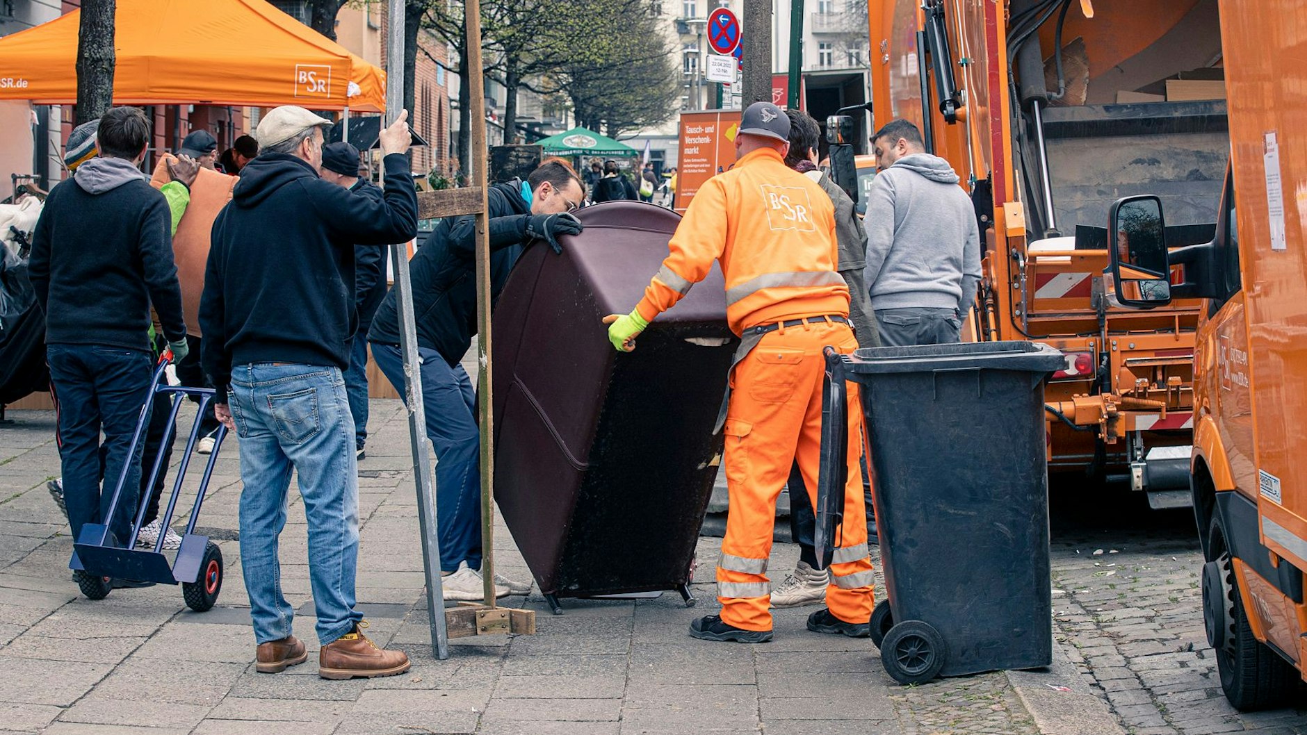 Bei den BSR-Kieztagen holt die Berliner Stadtreinigung den Müll in Ihrer Nachbarschaft ab.