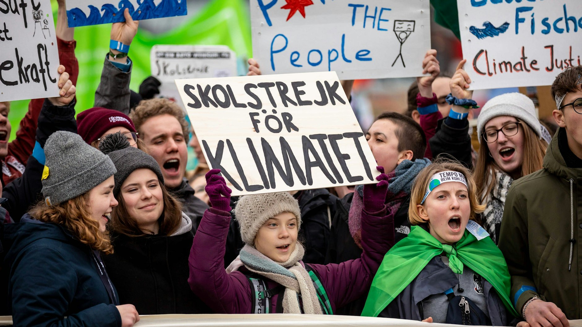 Hier demonstriert Annika Rittmann (ganz links) mit Fridays for Future, mit Luisa Neubauer und Greta Thunberg, in Hamburg. Die Aktionen der Letzten Generation verurteilt sie.