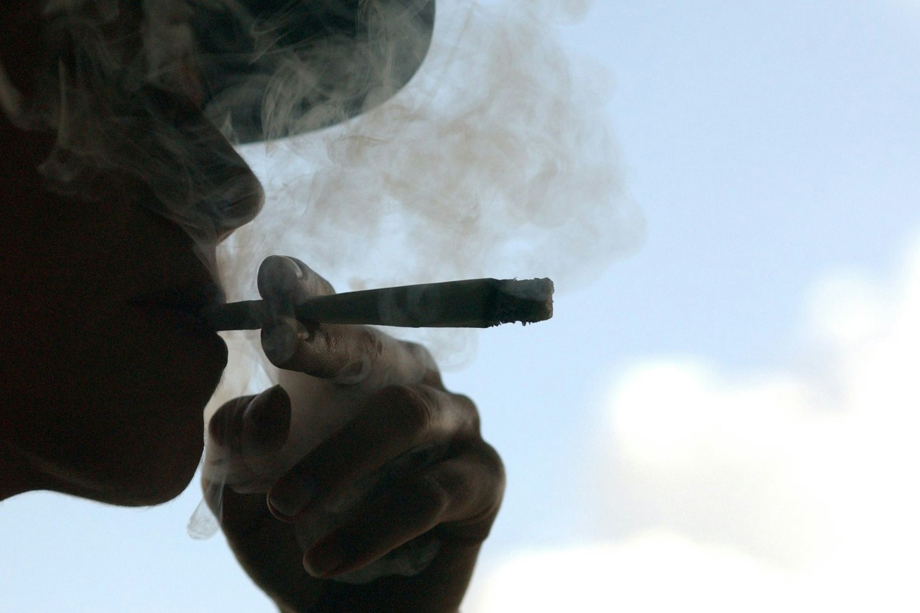 Eine Person raucht einen Joint.&nbsp;