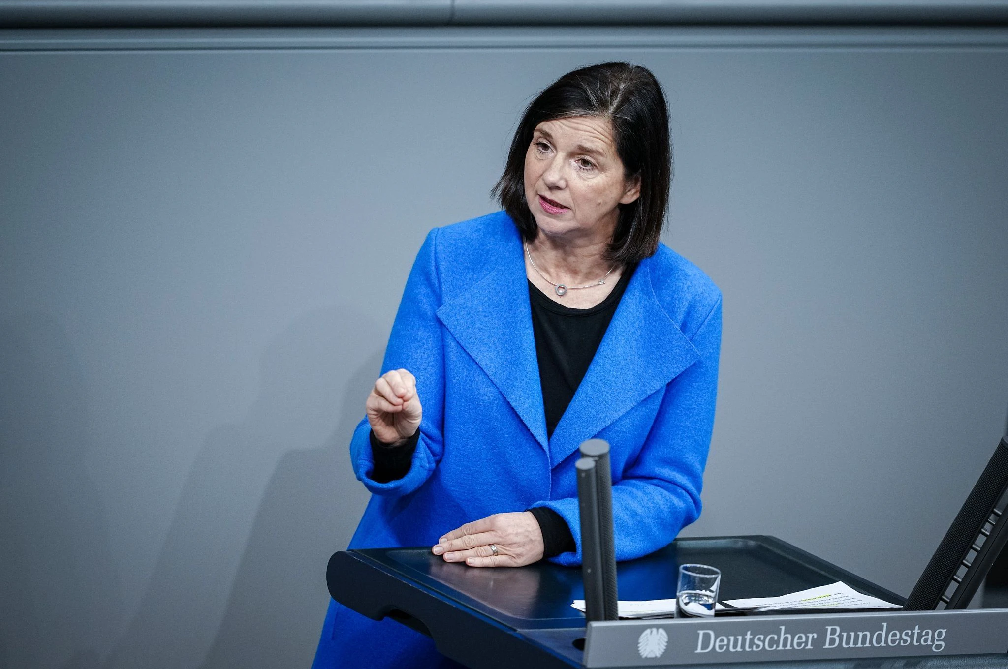 ARCHIV - Bundestagsvizepräsidentin Katrin Göring-Eckardt erwartet, dass der Strompreis günstiger wird, wenn mehr erneuerbare Energie genutzt wird.  