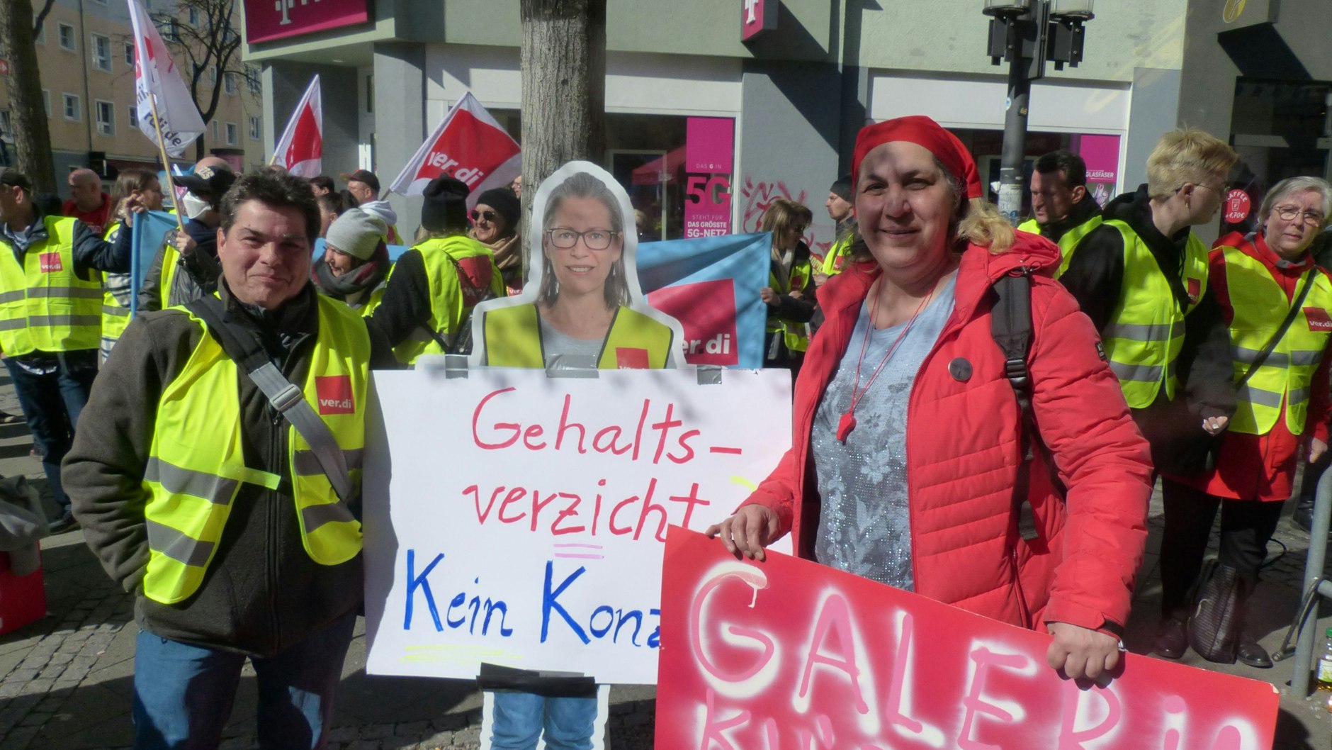 Gruppenbild mit Pappkameradin: Susanne Urbansky (l.) und Vize Anya Sever streiten für die Erhaltung von Galeria am Leopoldplatz.