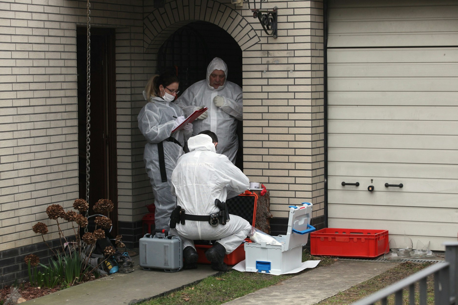 Die Spurensicherung bei der ersten Durchsuchung des Hauses von Rebeccas Schwager.