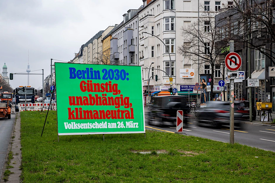PRODUKTION - Ein Plakat mit der Aufschrift "Berlin 2030: Günstig, unabhängig, klimaneutral - Volksentscheid am 26. März" in Berlin.  