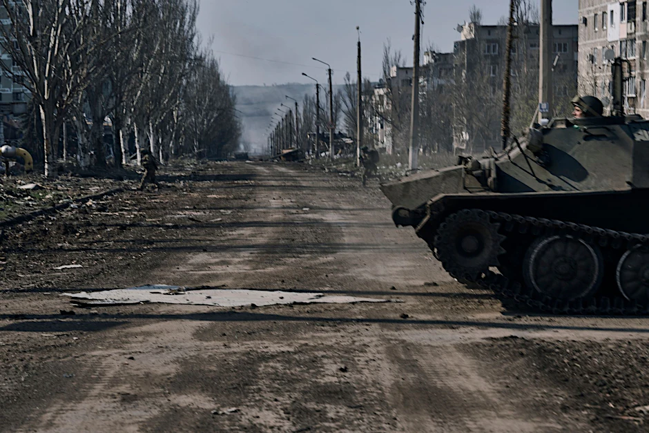 Ukrainische Soldaten laufen über eine Straße in Bachmut. Geleakte US-Informationen zum Krieg in der Ukraine setzen nicht nur die USA unter Druck.  