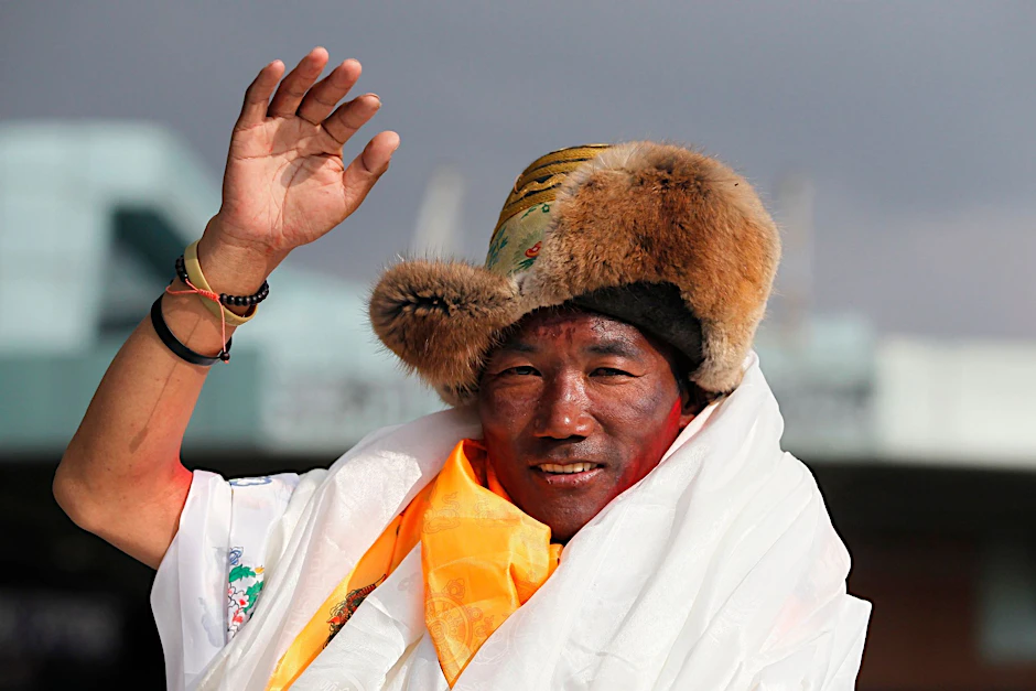 ARCHIV - Der bekannte nepalesische Bergführer Kami Rita Sherpa winkt bei seiner Ankunft in Kathmandu.  