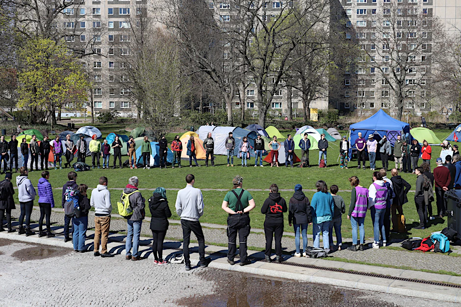 Berlin: Klimaaktivisten protestieren im Invalidenpark.