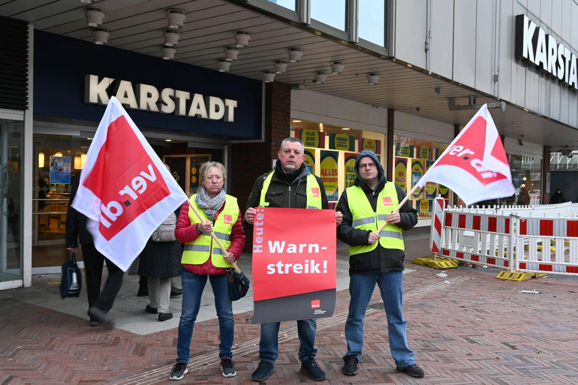 Schon am Ostersamstag streiken die Mitarbeiter der Hamburger Karstadt-Filialen.