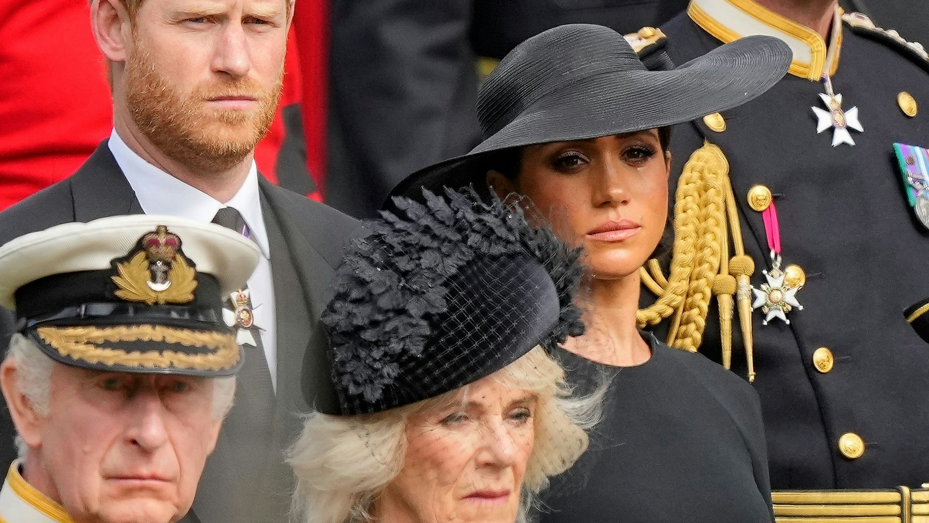 In der Familie der britischen Royals gibt es viele Spannungen - hier sind König Charles III, seine Gemahlin Camilla, Prinz Harry und Meghan gemeinsam beim Abschied von der verstorbenen Queen Elizabeth zu sehen.&nbsp;&nbsp;