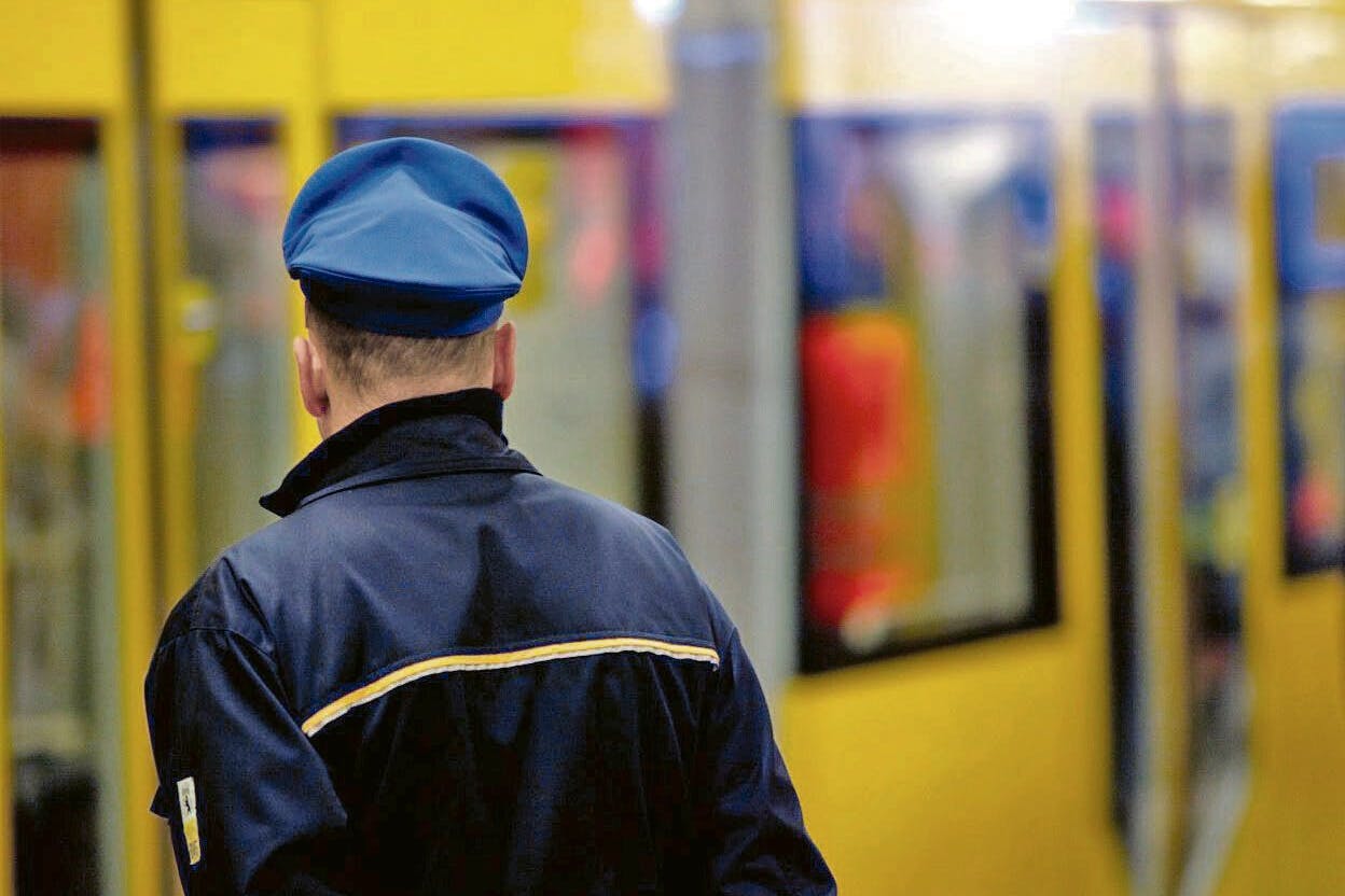 Ein Kontrolleur vor einer Berliner U-Bahn.