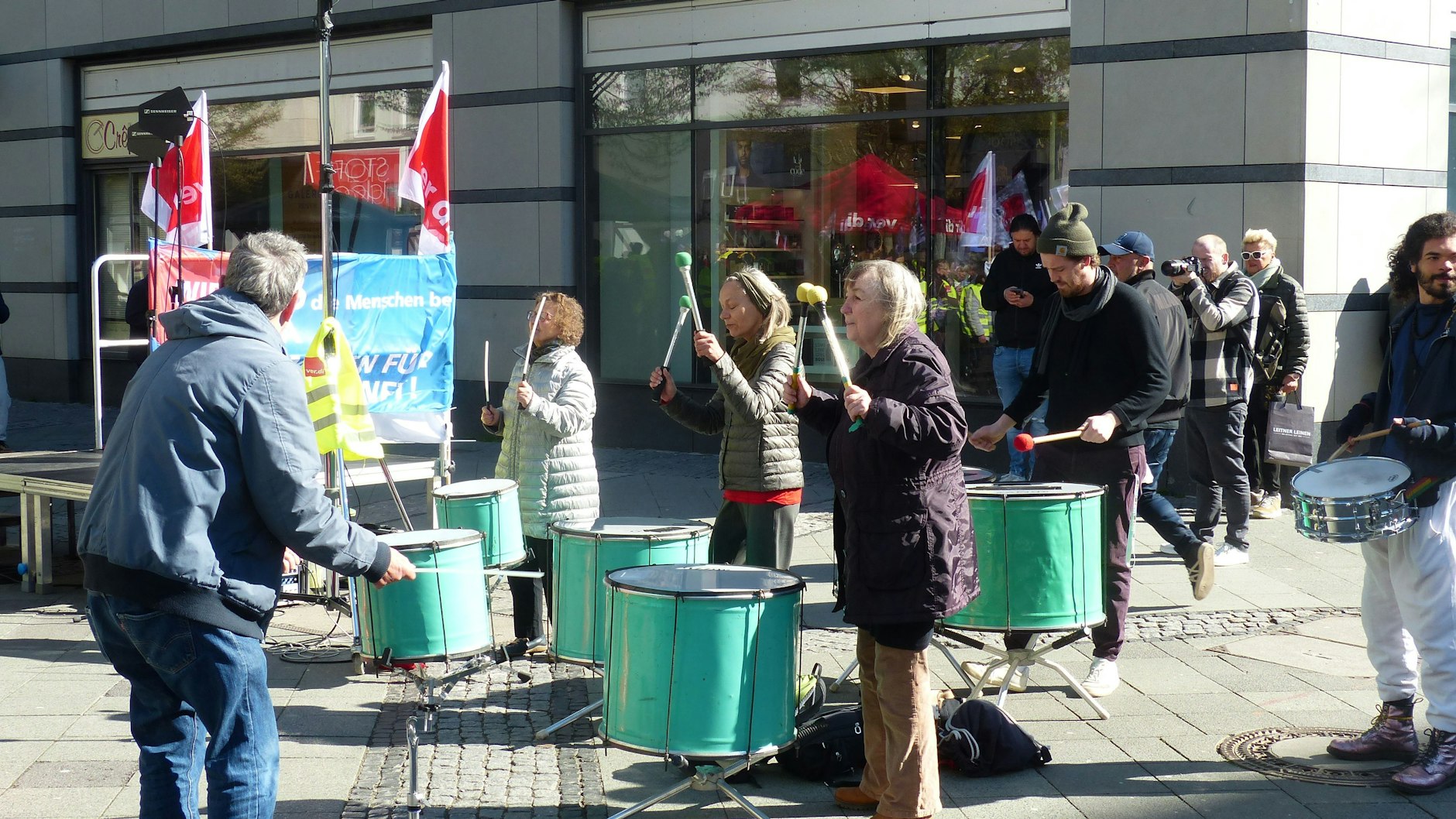 Die Trommler-Truppe terra brasilis begleitet immer wieder einmal ver.di-Kundgebungen.