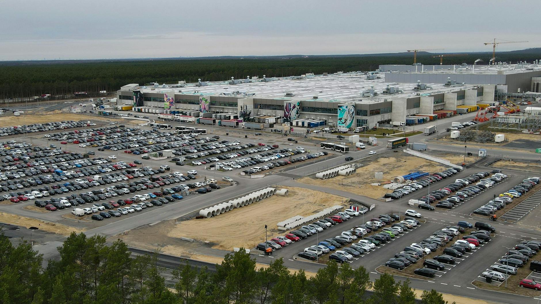 Die Tesla-Gigafabrik in Grünheide: Das Areal umfasst 300 Hektar, es soll um 100 weitere Hektar größer werden. Gemeinden befürchten Probleme mit der Trinkwasserversorgung.