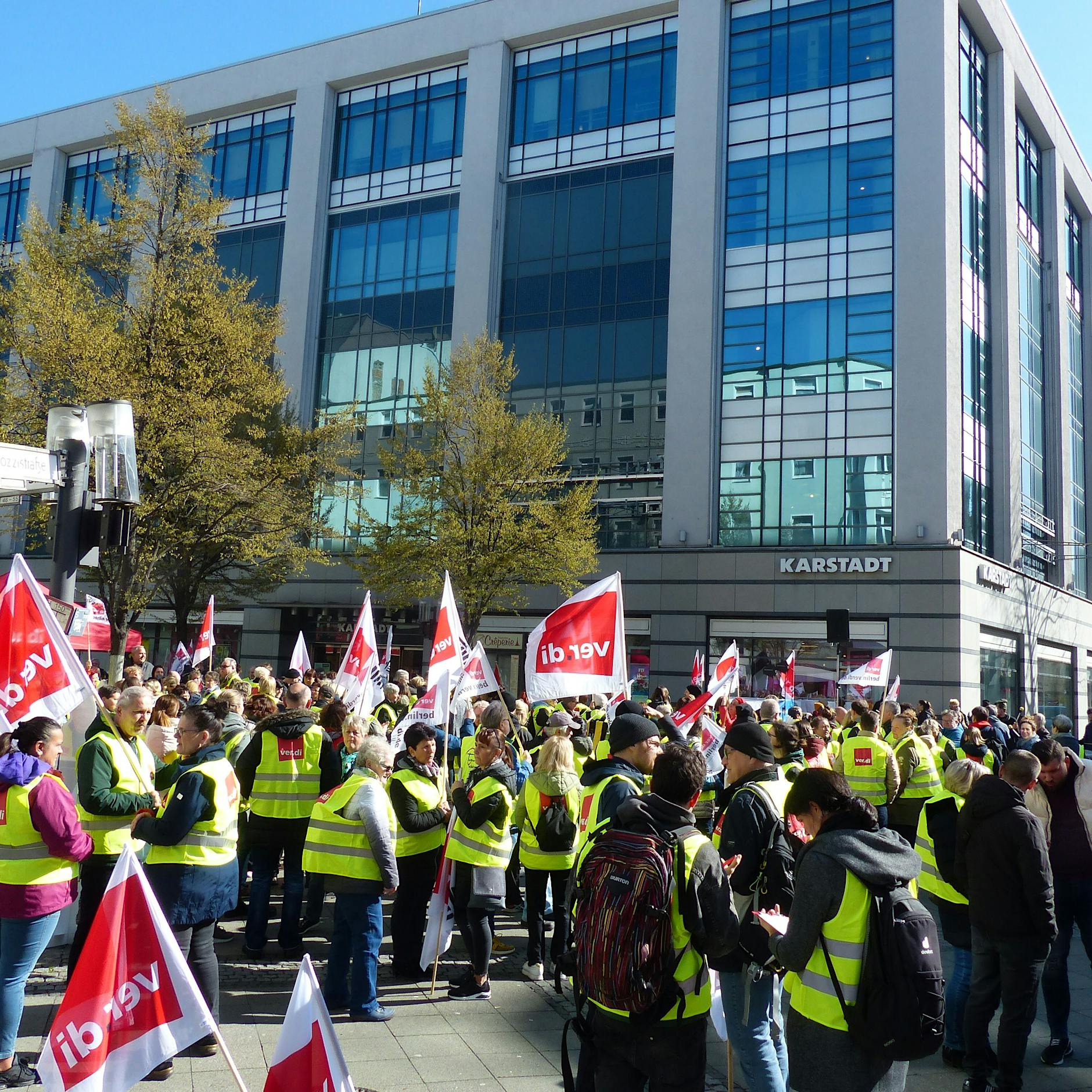 Micker-Löhne sollen weiter sinken, Filialen schließen: Deshalb Warnstreik bei Galeria Karstadt Kaufhof