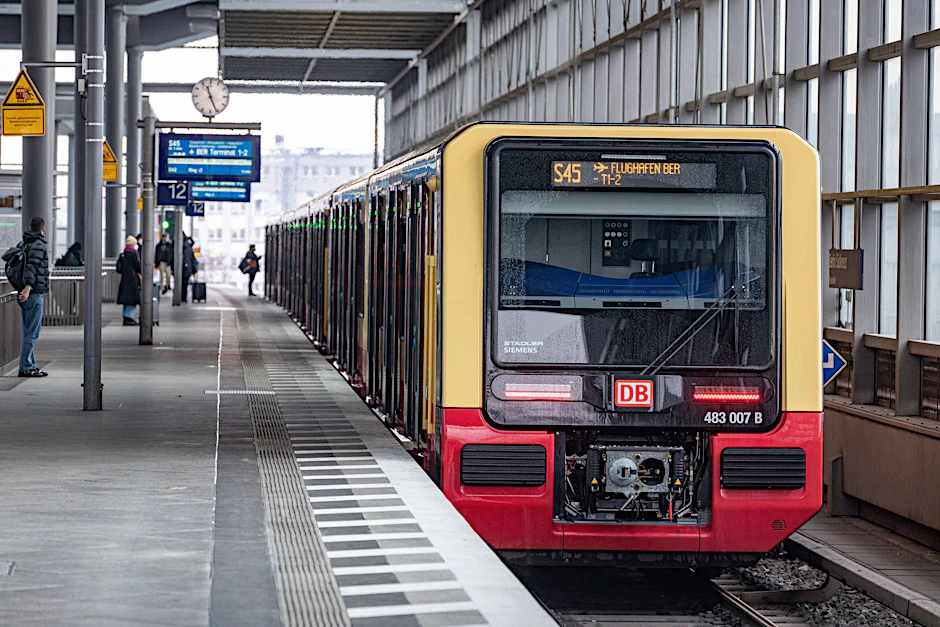 Startklar im Bahnhof Südkreuz: ein Neubauzug der Berliner S-Bahn, hier ein Zug der Baureihe 483