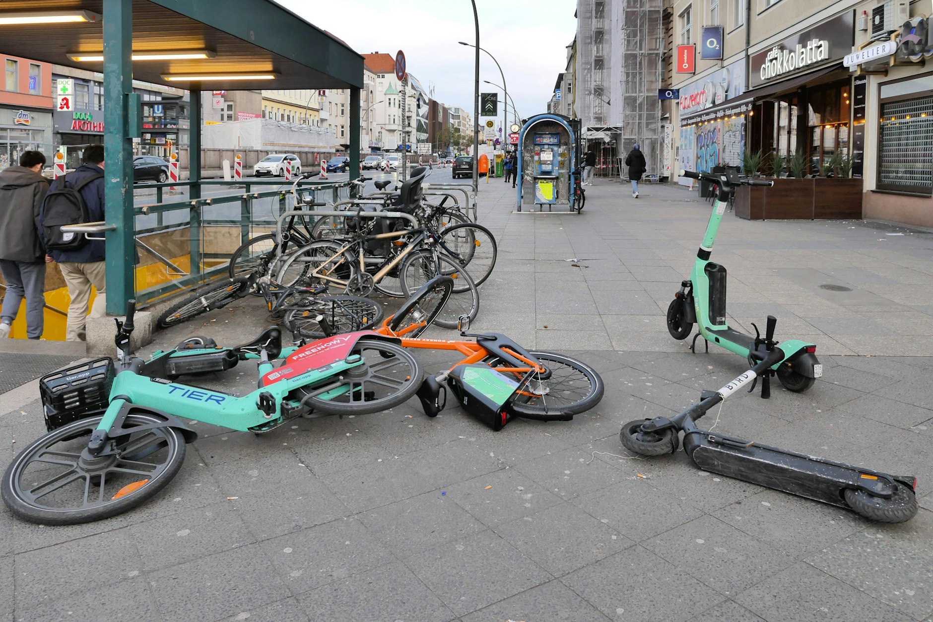 Ein typisches Bild: Umgestürzte E-Bikes und E-Scooter blockieren den Bürgersteig.