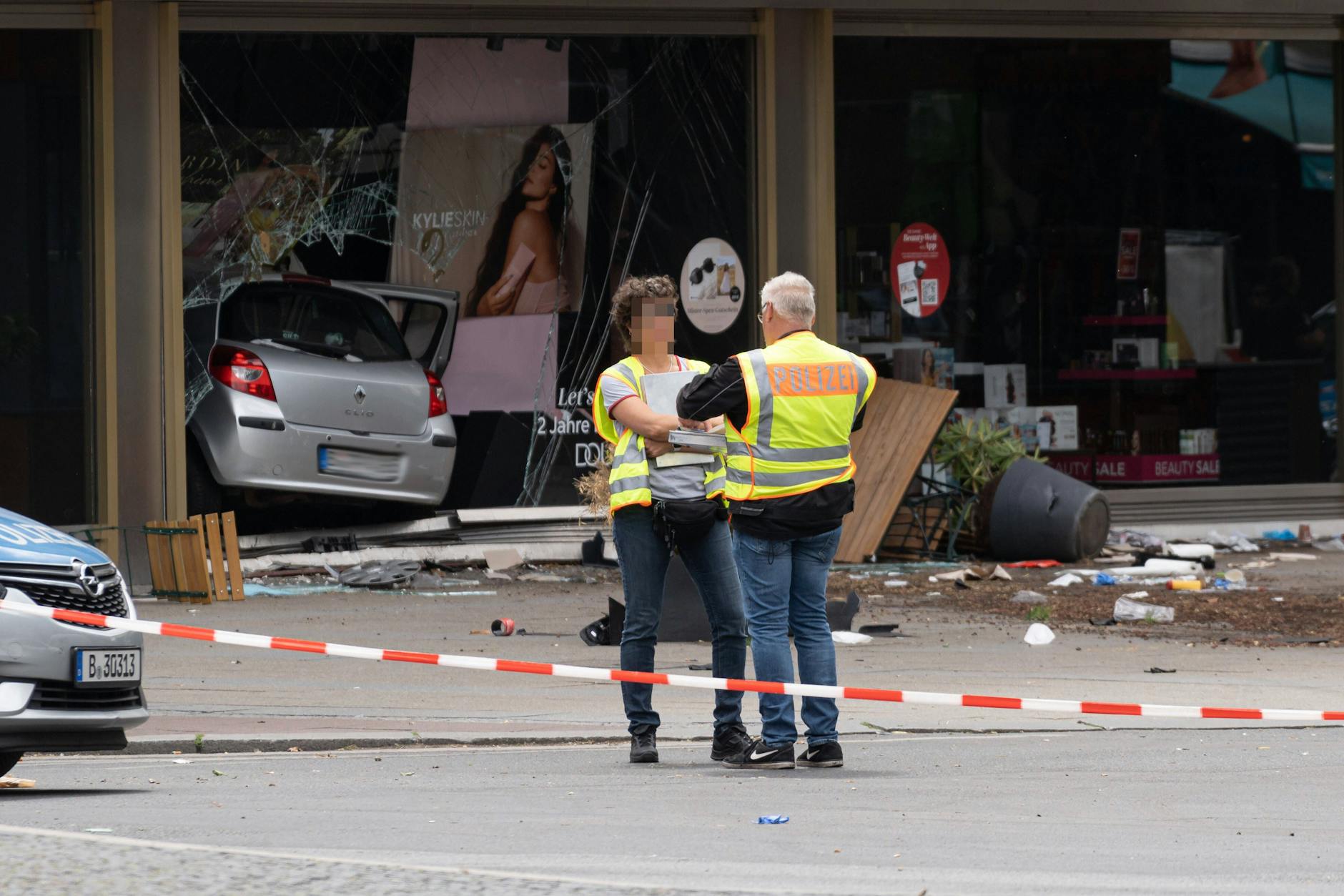 Großeinsatz der Polizei: Am 8. Juni 2022 fuhr ein Auto auf dem Kurfürstendamm und der Tauentzienstraße in Fußgängergruppen. Der beschuldigte Mann (30) steht jetzt vor Gericht. 