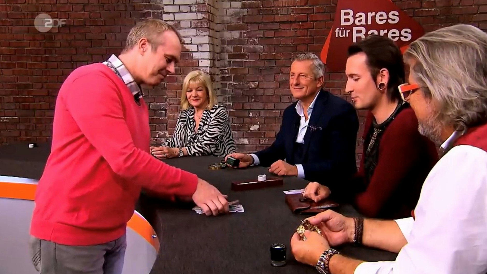 „Bares für Rares“-Händler Fabian Kahl zahlt 4650 Euro für den Goldschmuck.