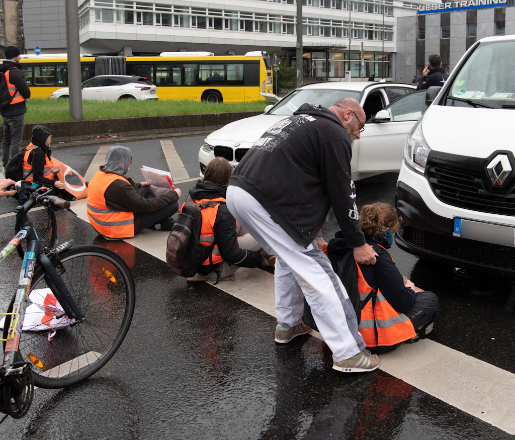 Klimaaktivisten im Clinch: Fridays for Future schießt gegen Letzte Generation