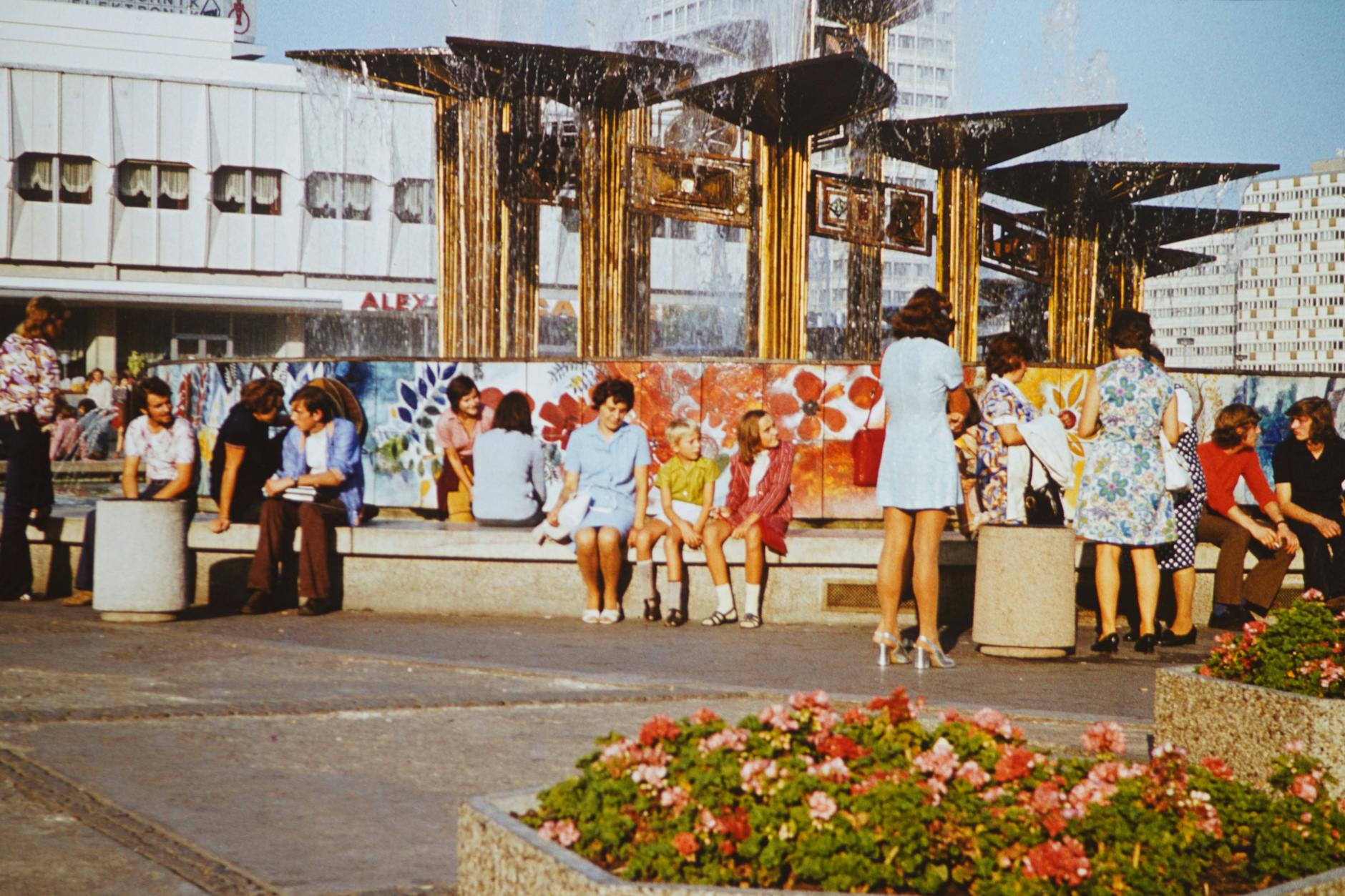 Passanten am Alexanderplatz um 1972.
