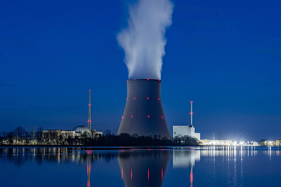 ARCHIV - Wasserdampf steigt aus dem Kühltum des Kernkraftwerks Isar 2. Laut Atomgesetz soll die endgültige Abschaltung des Kraftwerkes am 15. April erfolgen.  