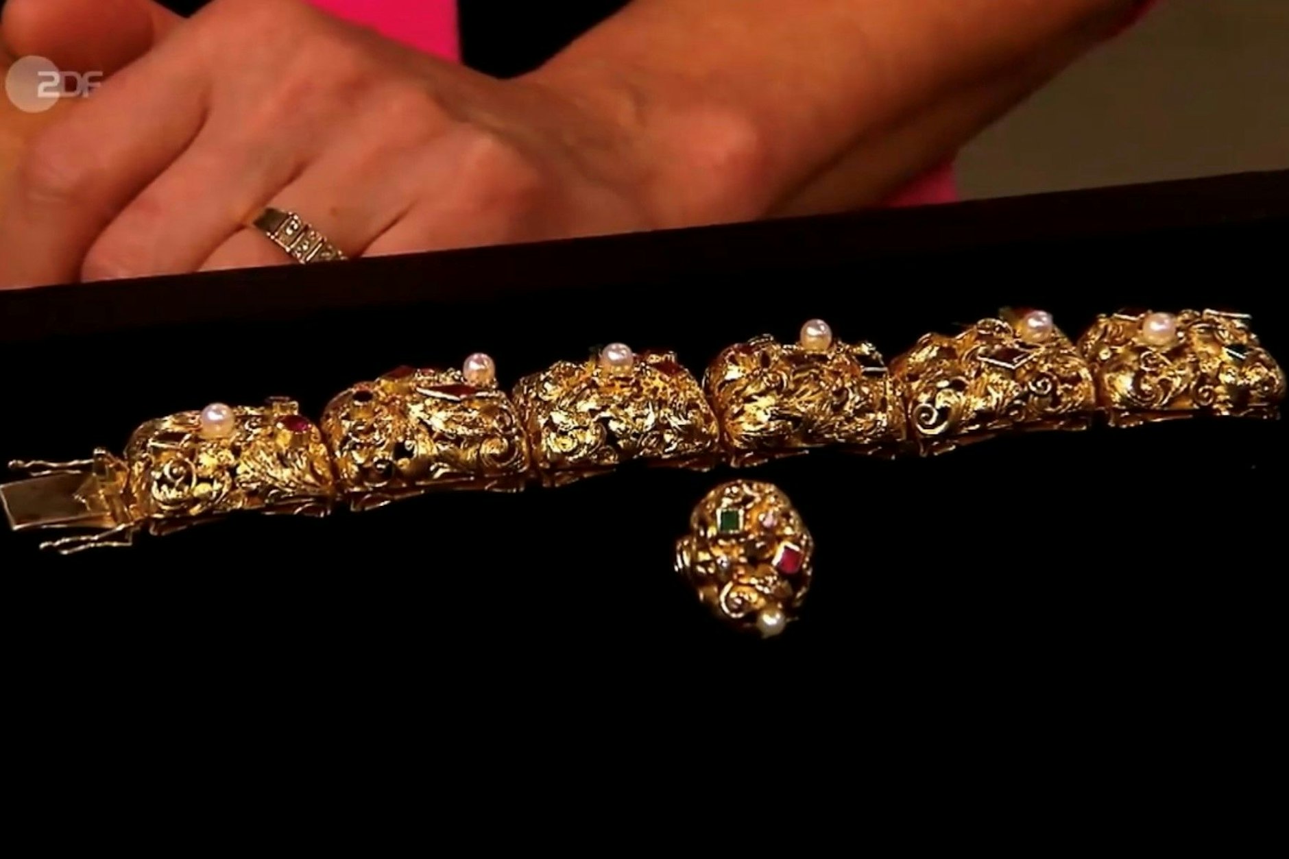 Dieser Schmuck soll bei „Bares für Rares“ verkauft werden.