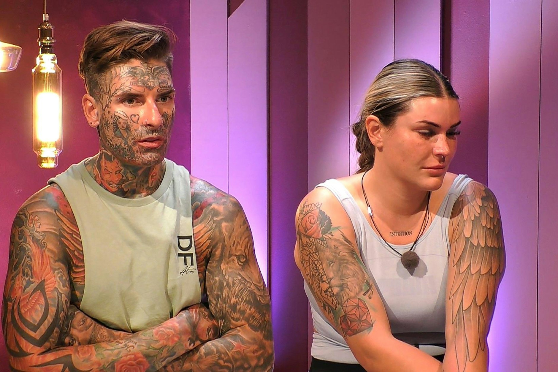 Nikola und Gloria legen sich mit den anderen Paaren bei „Prominent getrennt“ an.