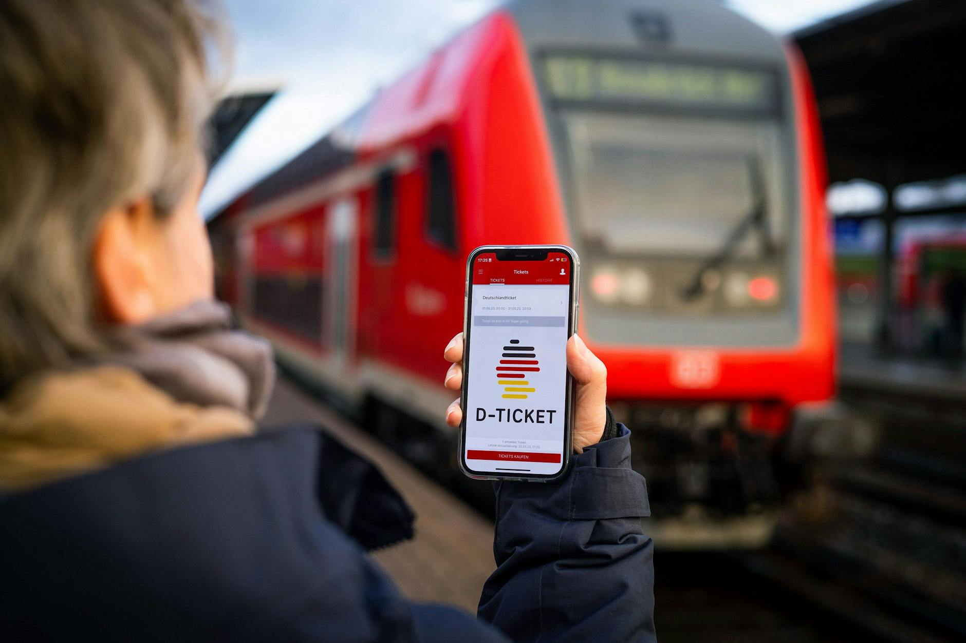 Auf dem Mobiltelefon oder als Chipkarte: Vom 1. Mai an kann man mit dem Deutschlandticket fast den gesamten Nah- und Regionalverkehr in Deutschland nutzen.
