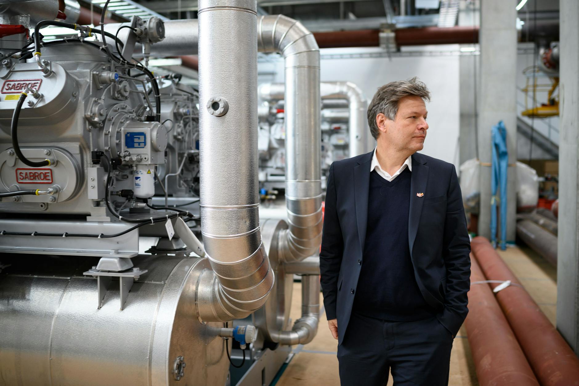Robert Habeck (Bündnis 90/Die Grünen), Bundesminister für Wirtschaft und Klimaschutz, besucht das Fernwärmenetz Kopenhagen und schaut sich dort eine in Bau befindliche Wärmepumpenstation an.