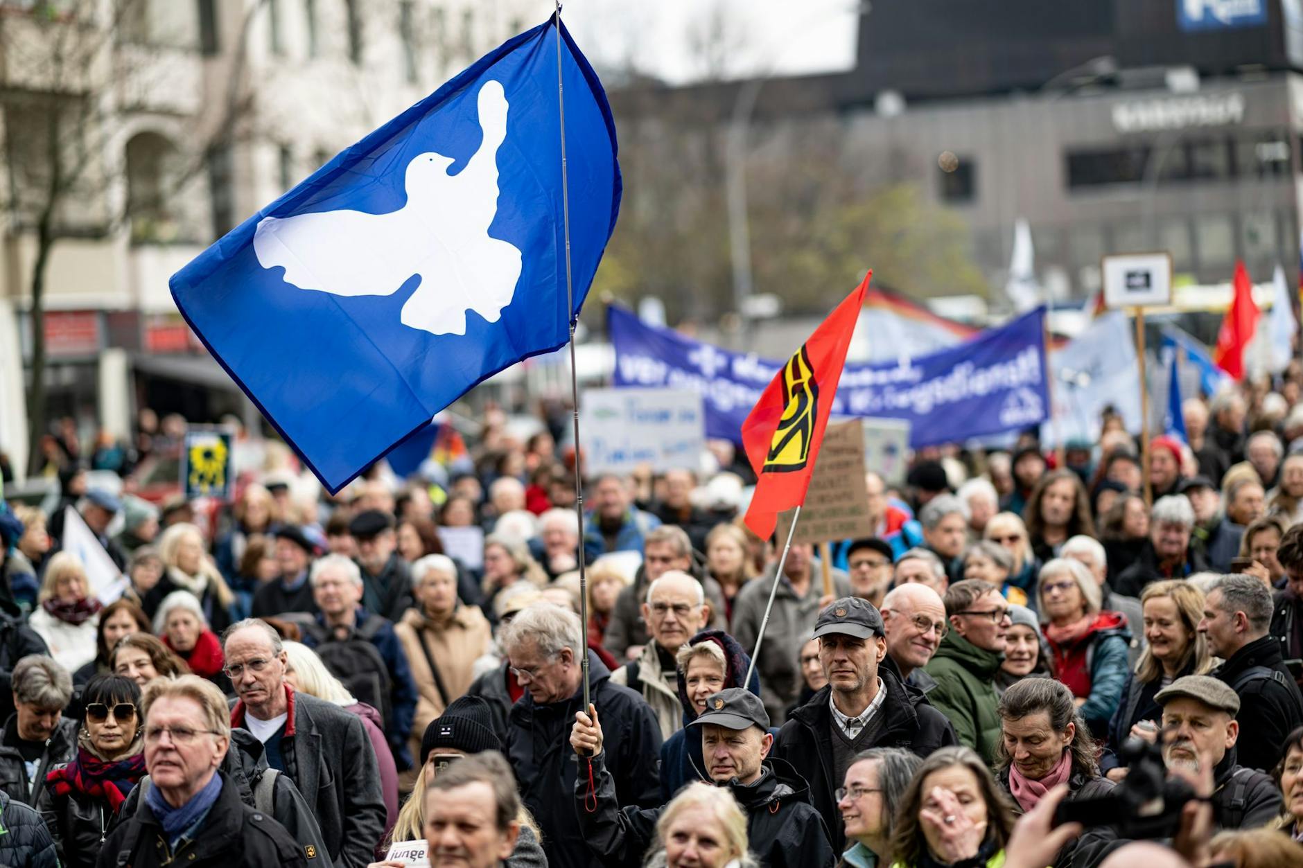 „Den Frieden gewinnen – nicht den Krieg!“: Demonstranten in Berlin mit einer Friedenstaube-Flagge.