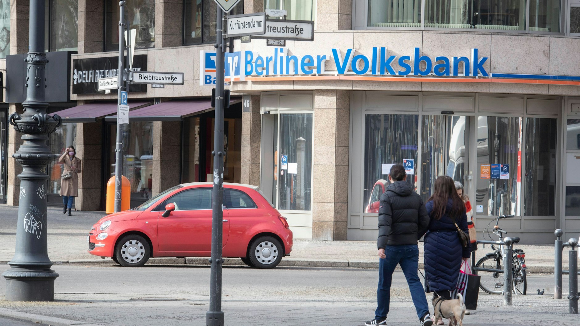 Kein Bargeld mehr ab 23 Uhr: Die Berliner Volksbank sperrt die Zugänge zu den Geldautomaten in den Filialen nachts ab.