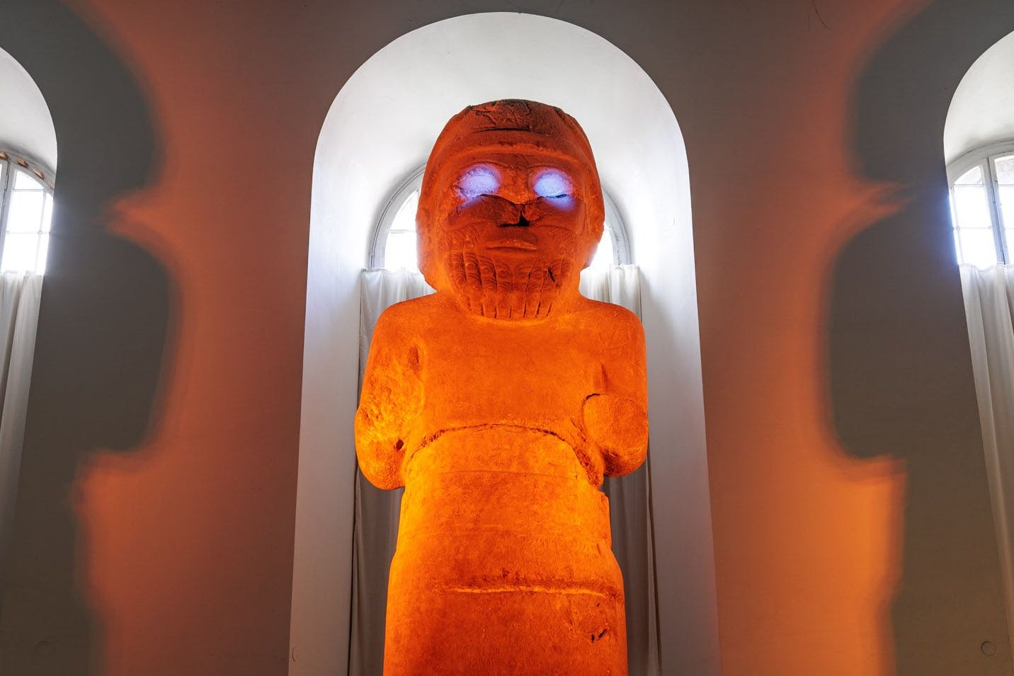 Jahrtausendreise zurück: Ausstellungsansicht von Liam Gillicks „Filtered Time“ im Vorderasiatischen Museum 