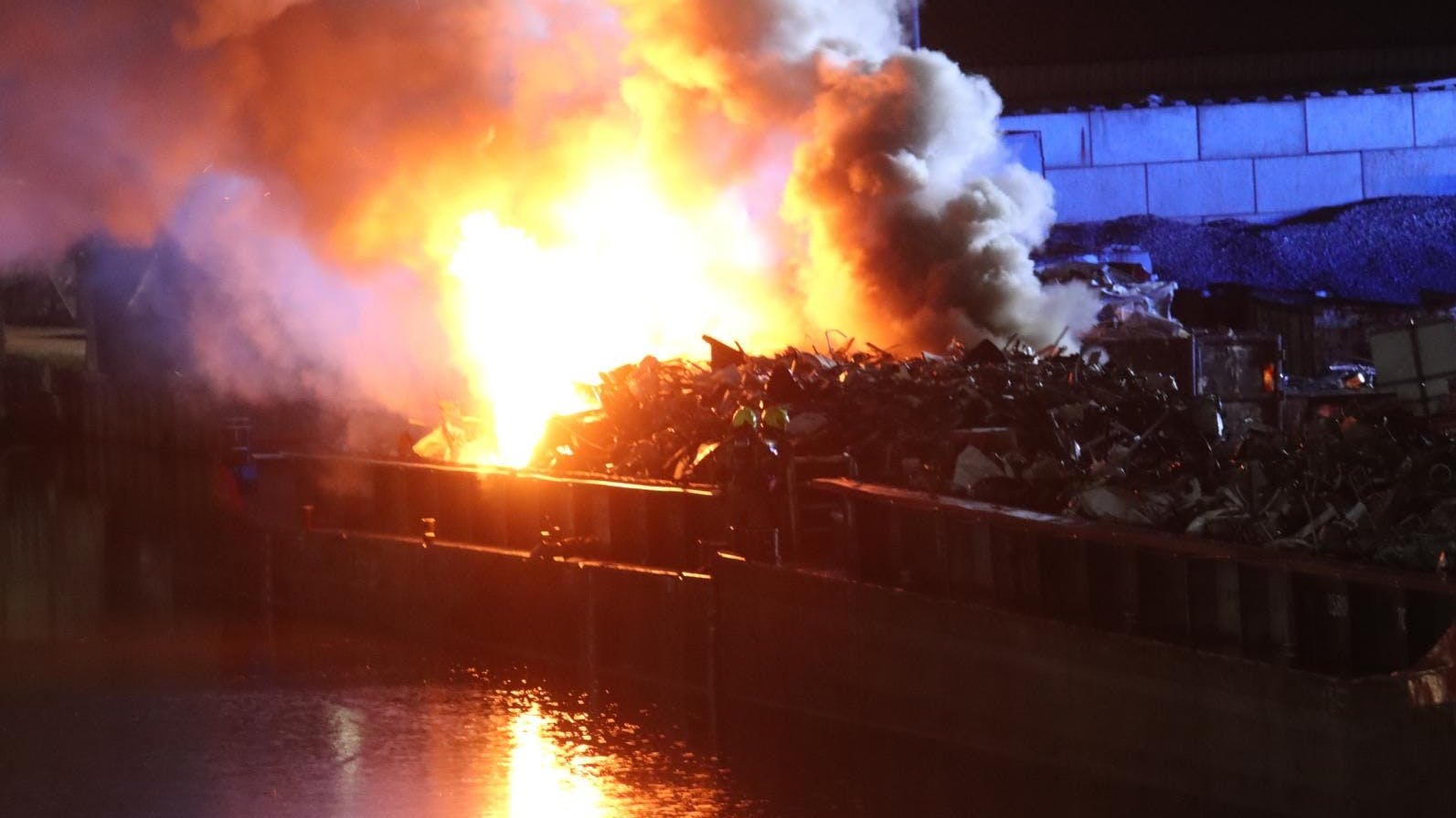 Der brennende Schrottkahn in Neukölln: Die starke Rauchbildung sorgte dafür, dass die Handy-Alarmsysteme auslösten.