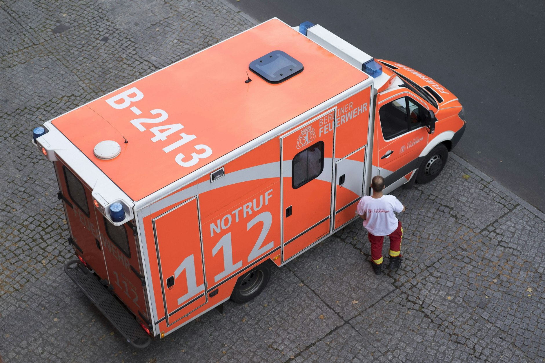 Rettungswagen der Berliner Feuerwehr: Ein Sanitäter wurde in Marzahn von einem Betrunkenen angegriffen.