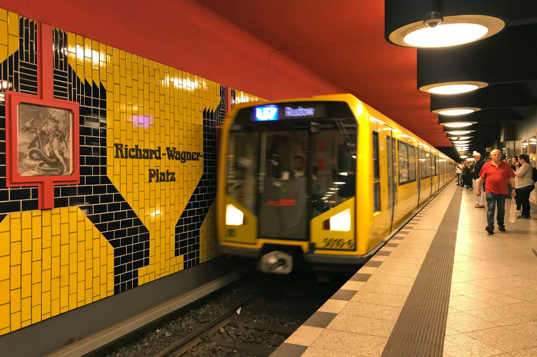 Die U-Bahn ist Berlins wichtigstes Verkehrsmittel. Eine U7 fährt am Richard-Wagner Platz ein.