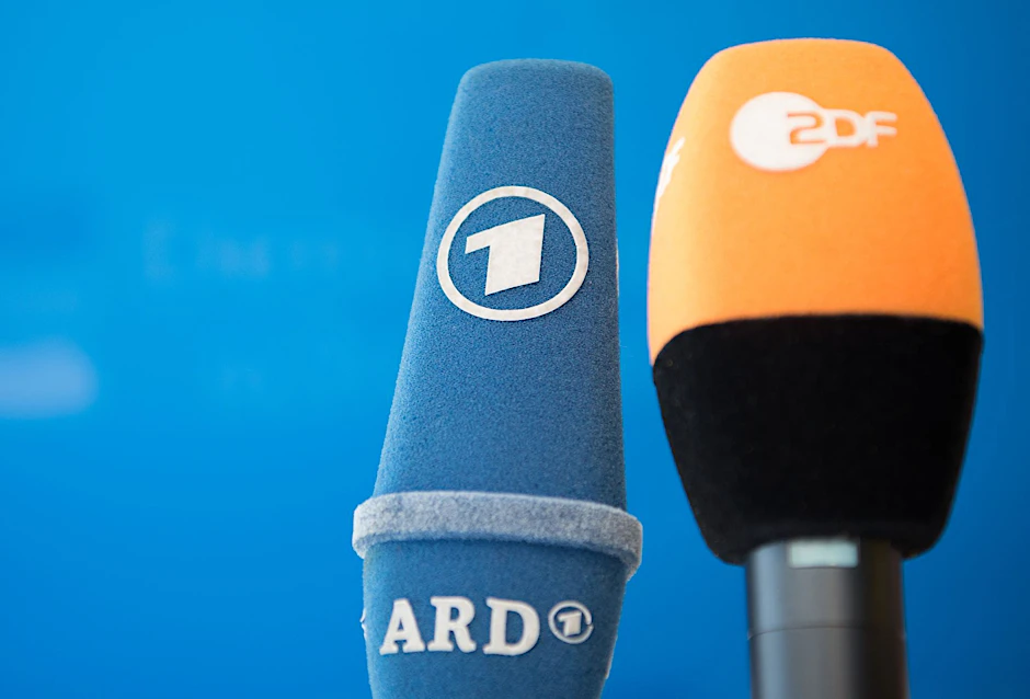 In den letzten fünf Jahren wurden knapp 60 Honoraraufträge an Journalisten des öffentlich-rechtlichen Rundfunks vergeben.