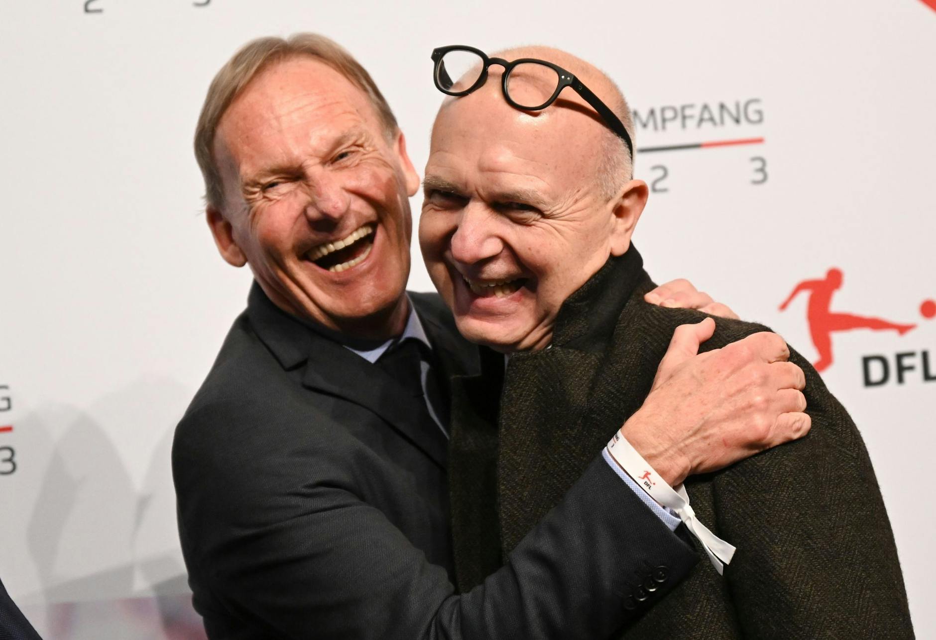 ARCHIV - Hans-Joachim Watzke (l) und DFB-Präsident Bernd Neuendorf sind in die Top-Gremien des internationalen Fußballs gewählt worden.