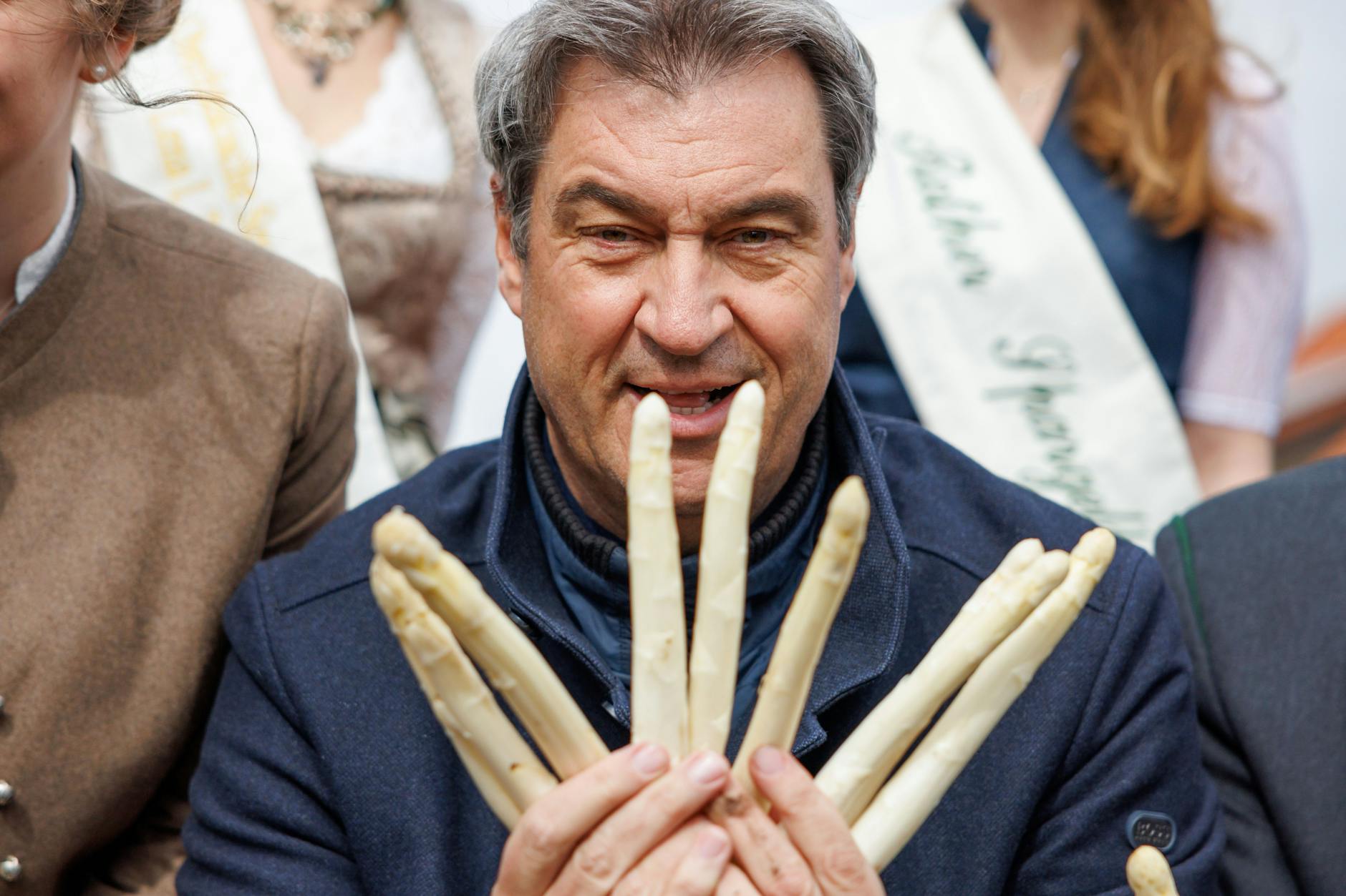Spargel sorgt für gute PR: Bayerns Ministerpräsident Markus Söder mit ein paar weißen Stangen.
