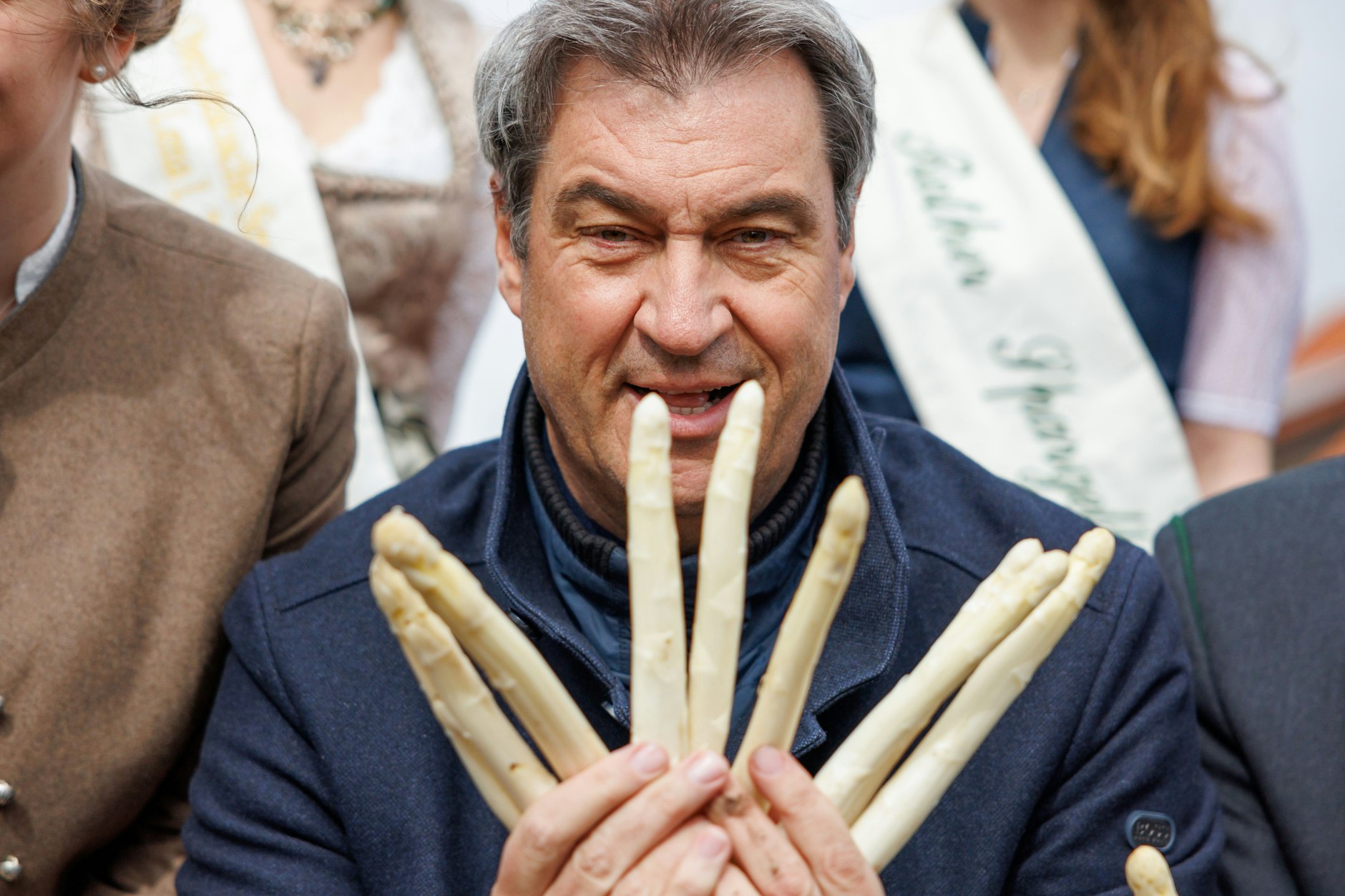 Spargel sorgt für gute PR: Bayerns Ministerpräsident Markus Söder mit ein paar weißen Stangen.