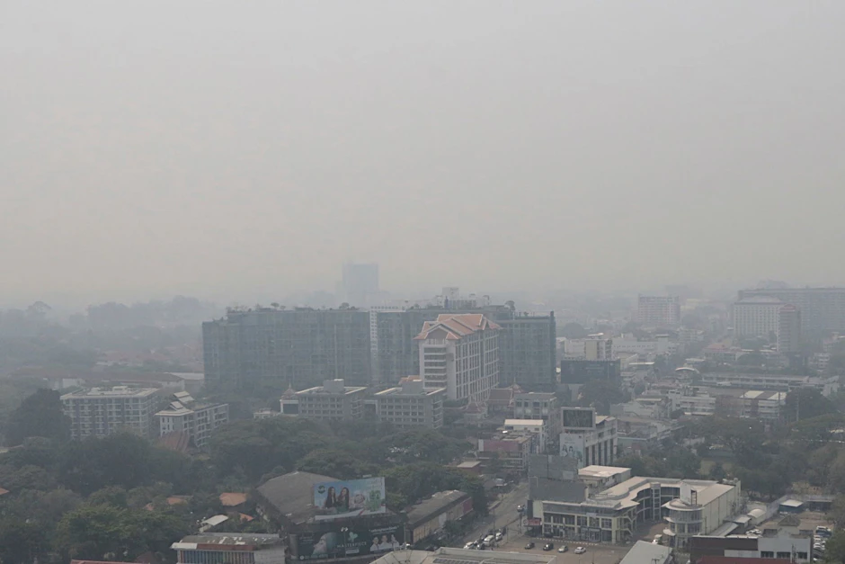 ARCHIV - Über Chiang Mai hängt seit Wochen dichter Smog.  