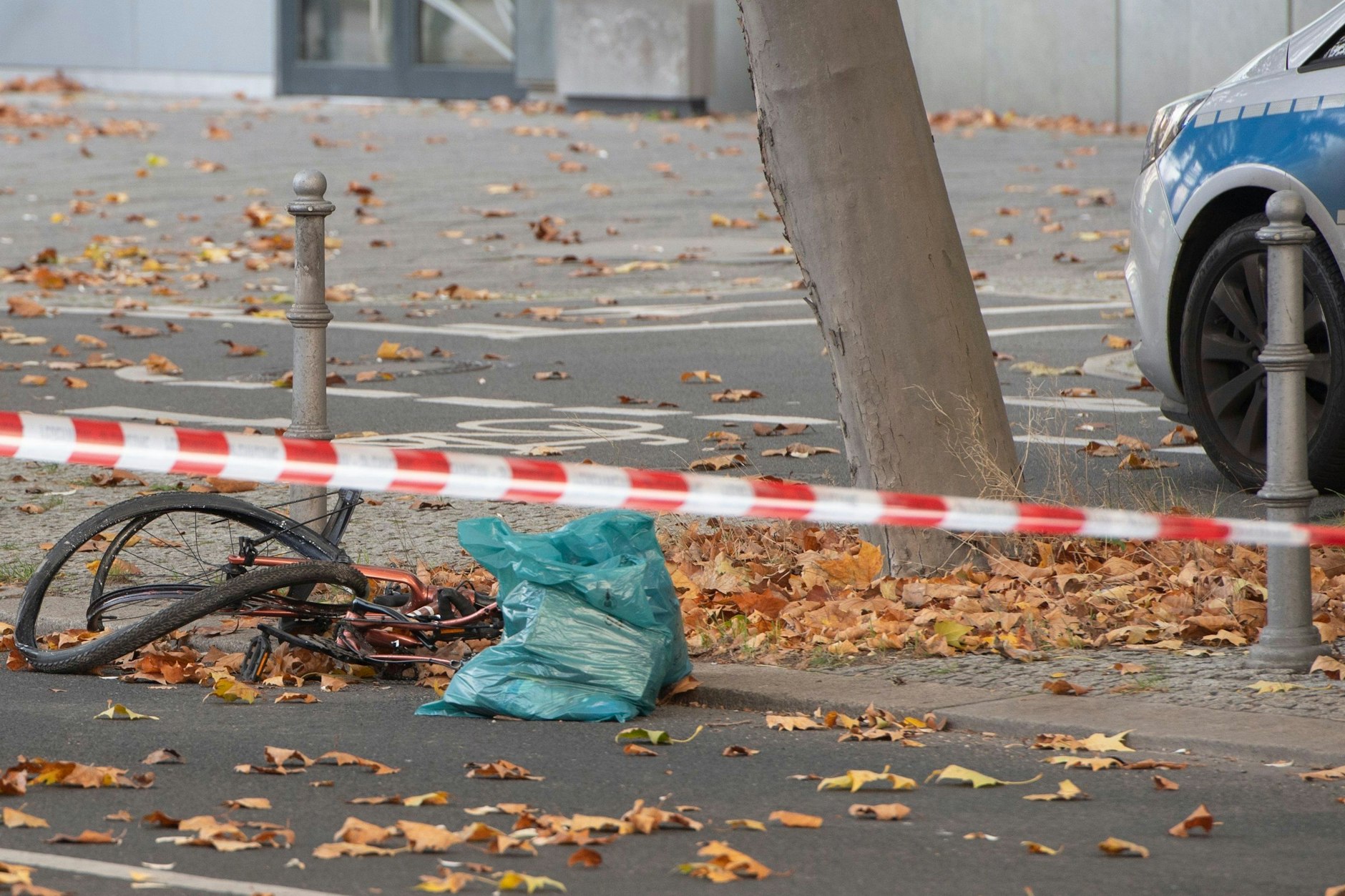 Oktober 2022: Das zerstörte Fahrrad von Sandra U. liegt nach dem Unfall mit einem Betonmischer auf der Bundesallee.
