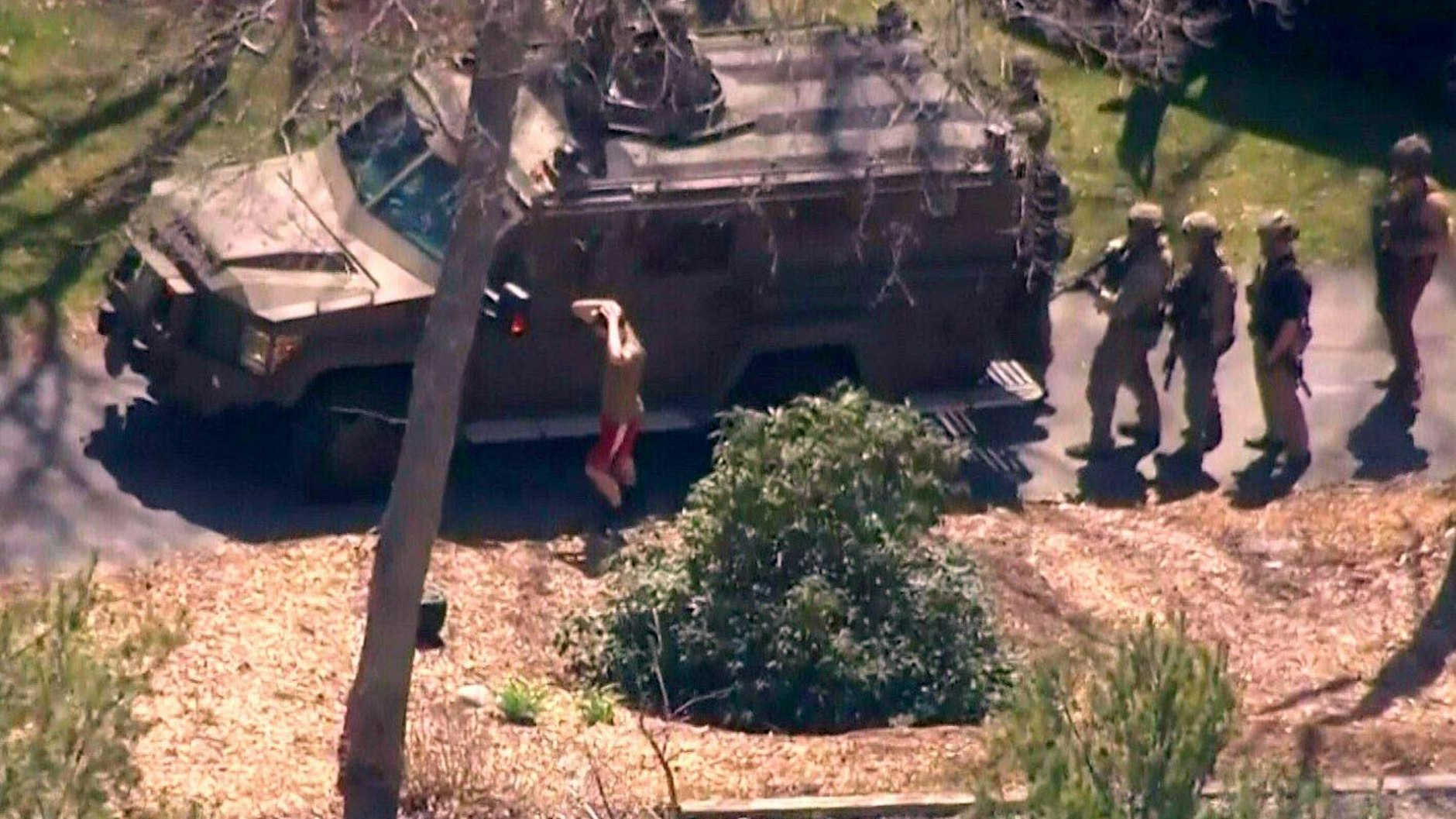 Diese Luftaufnahme&nbsp; (mit freundlicher Genehmigung von WBZ über CBS) soll zeigen, wie der verdächtige Nationalgardist Jack T. von FBI-Agenten in einem Waldgebiet in North Dighton im nordöstlichen Bundesstaat Massachusetts in Gewahrsam genommen wird.&nbsp;